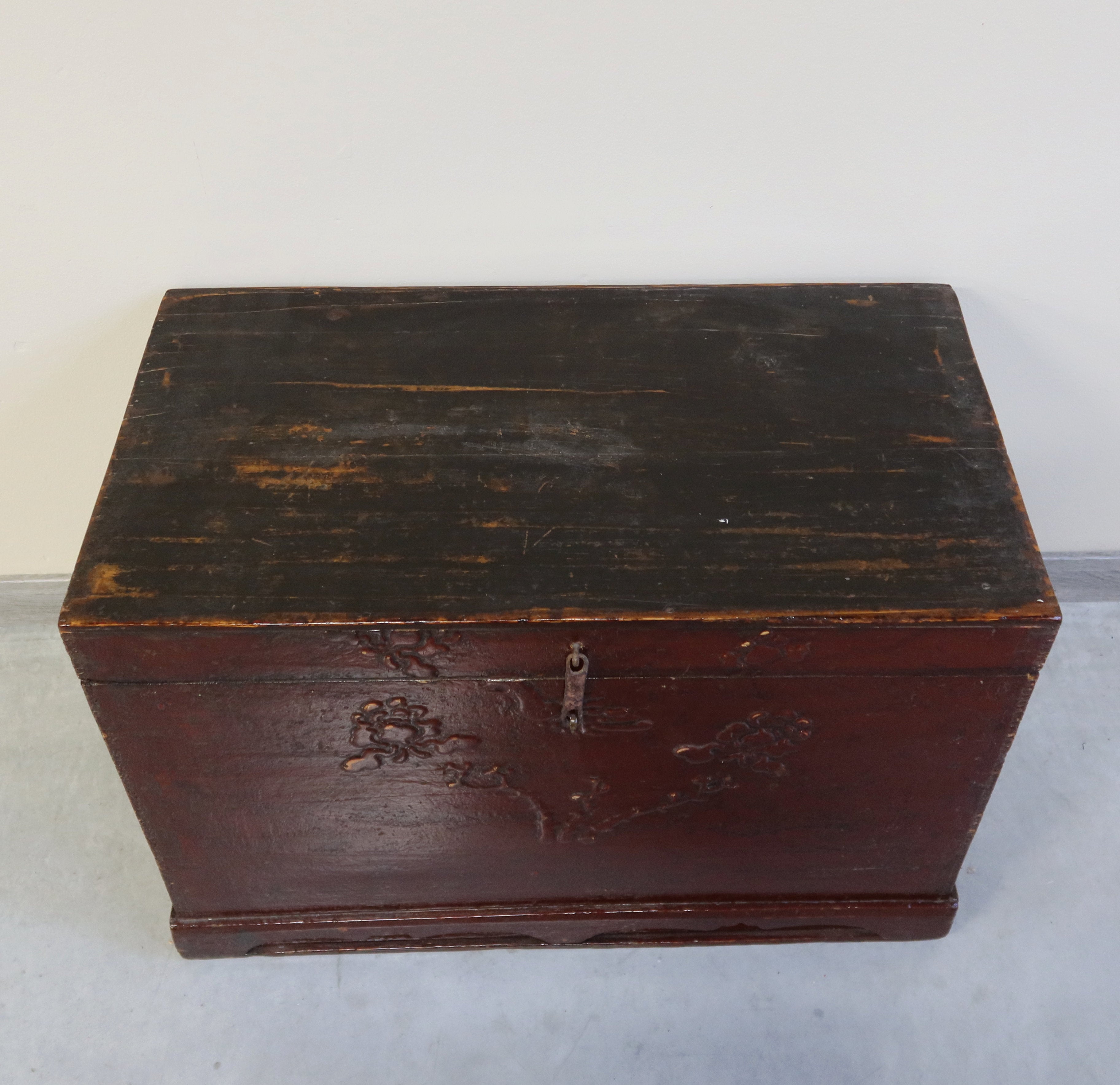 BAULE CINESE DECORO A RILIEVO