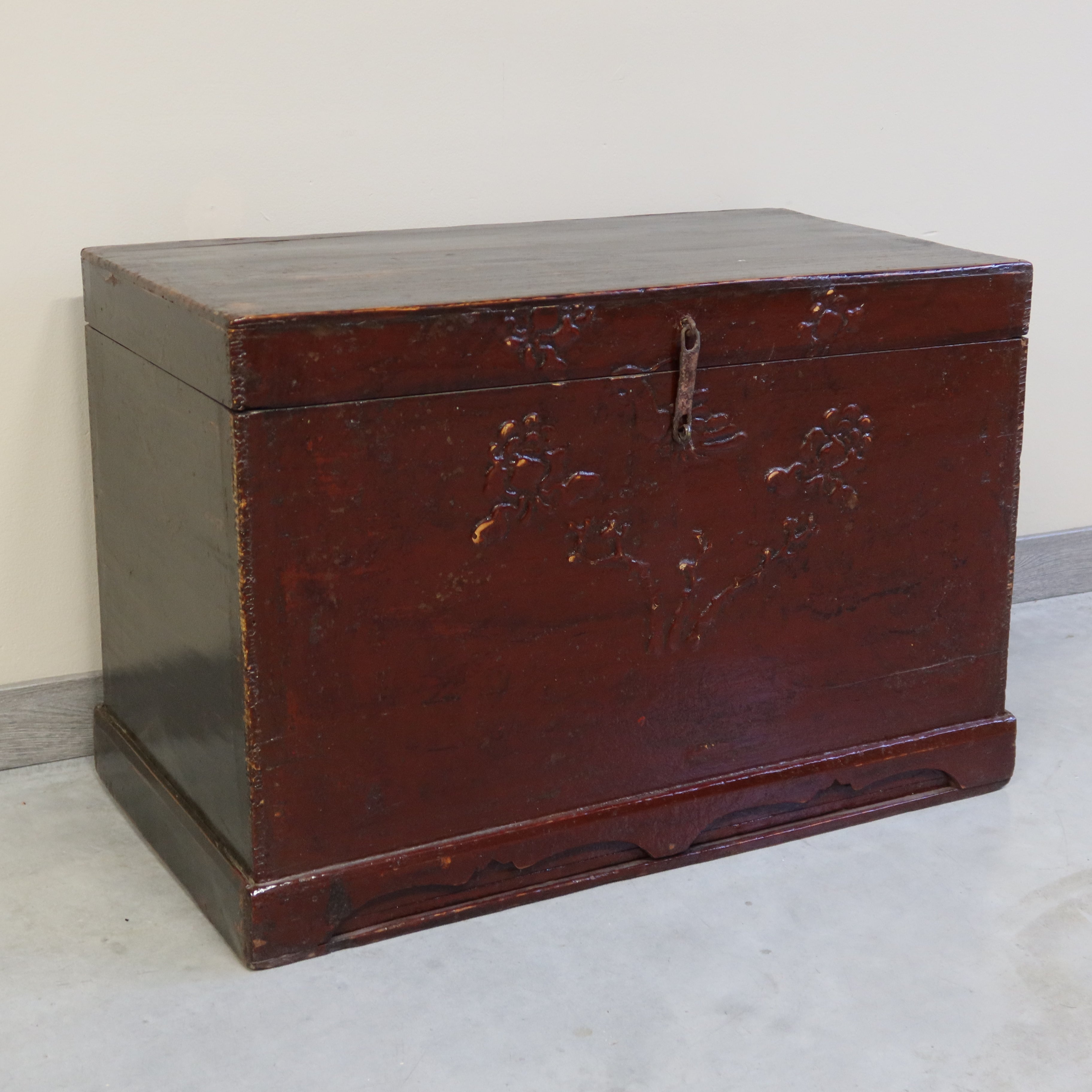 BAULE CINESE DECORO A RILIEVO