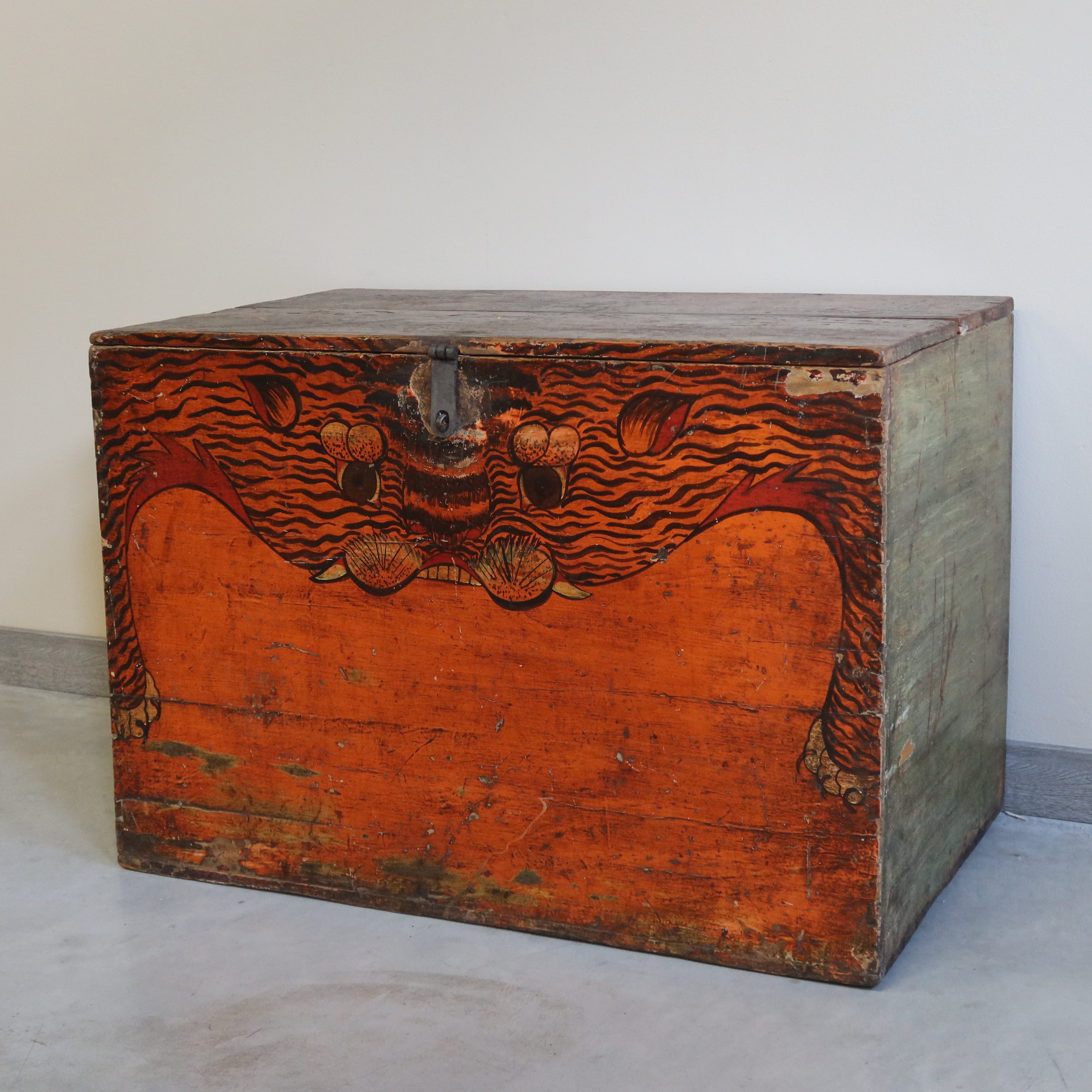 BAULE DEL QINGHAI CON DECORO TIGRE