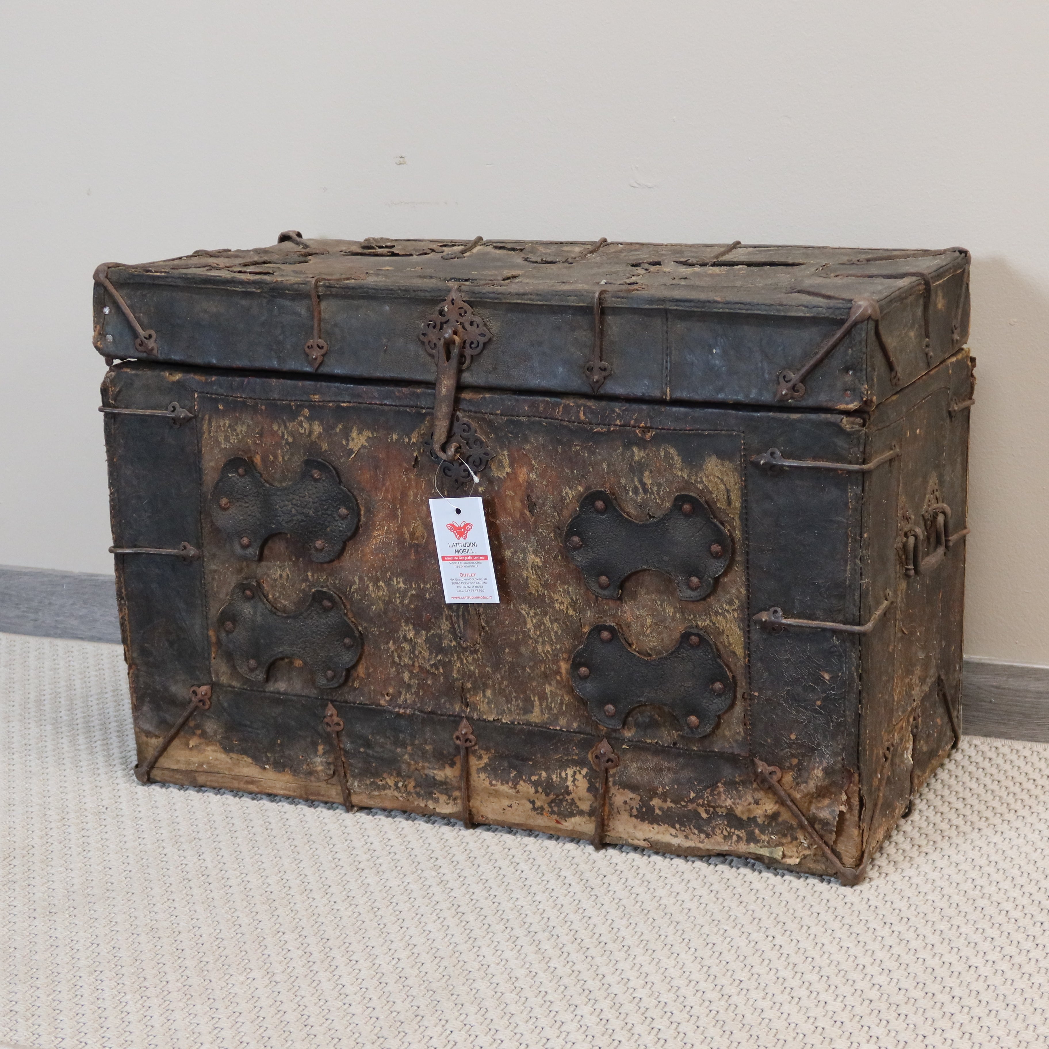 BAULE TIBET IN CUOIO CON INSERTI