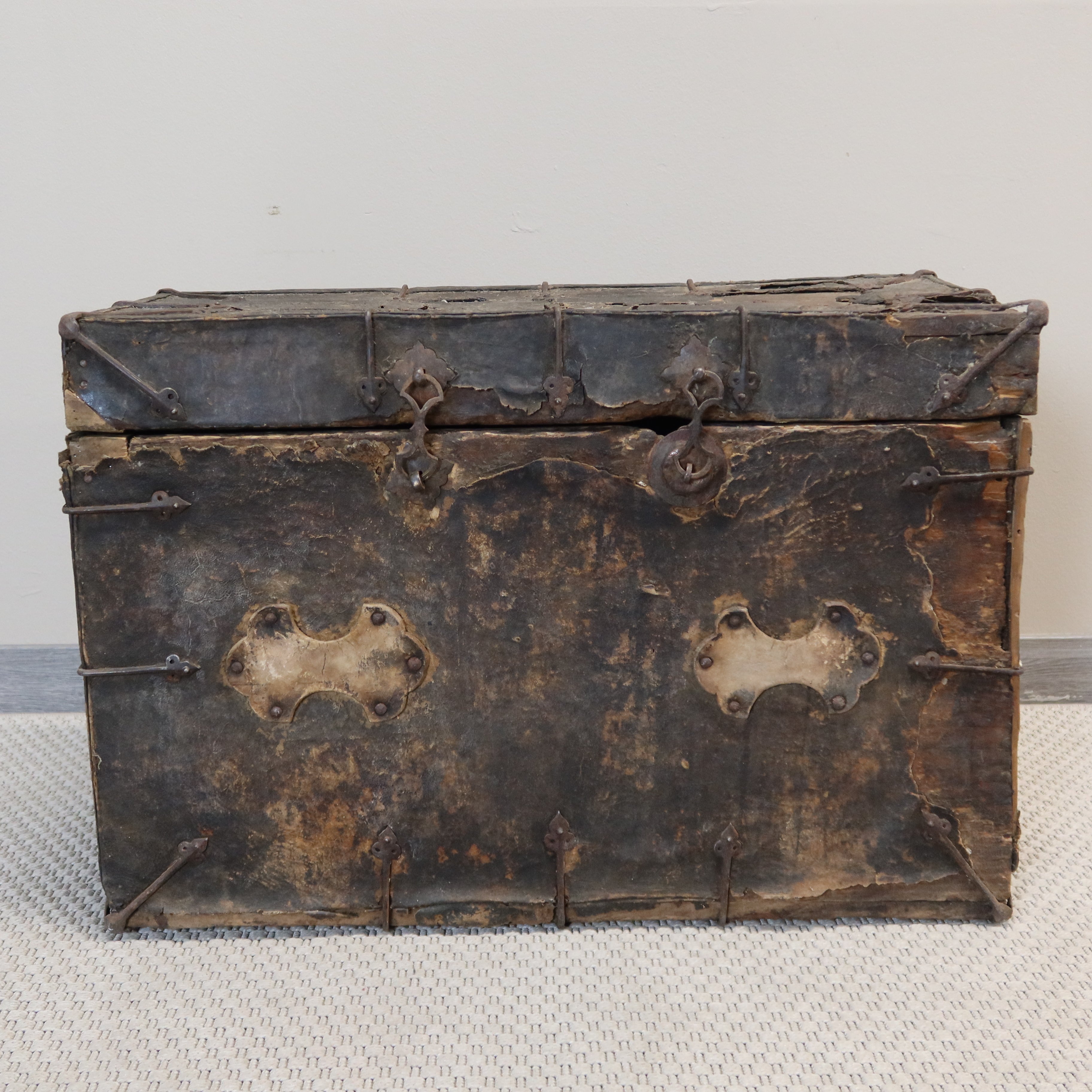 BAULE TIBET IN CUOIO CON INSERTI