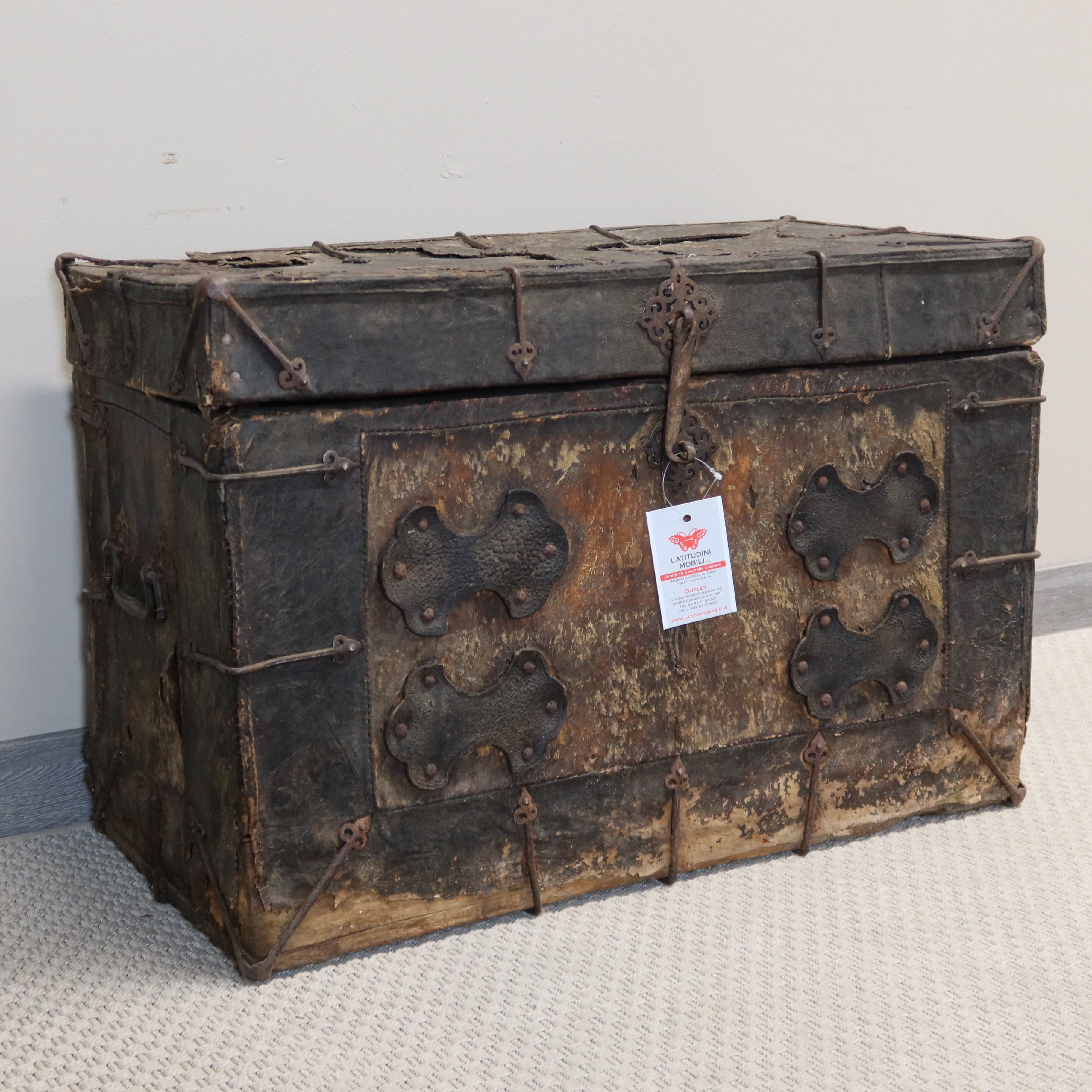 BAULE TIBET IN CUOIO CON INSERTI