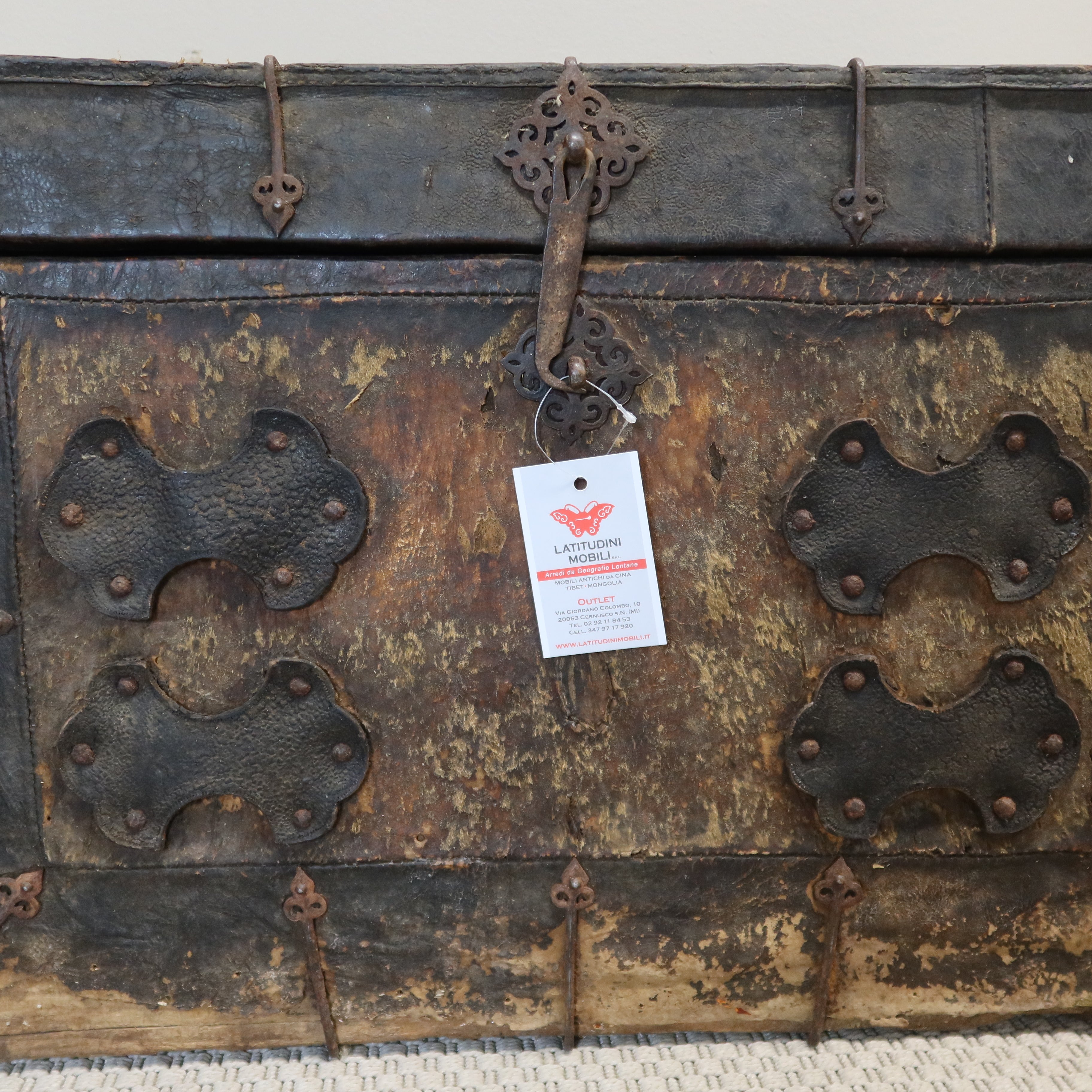 BAULE TIBET IN CUOIO CON INSERTI