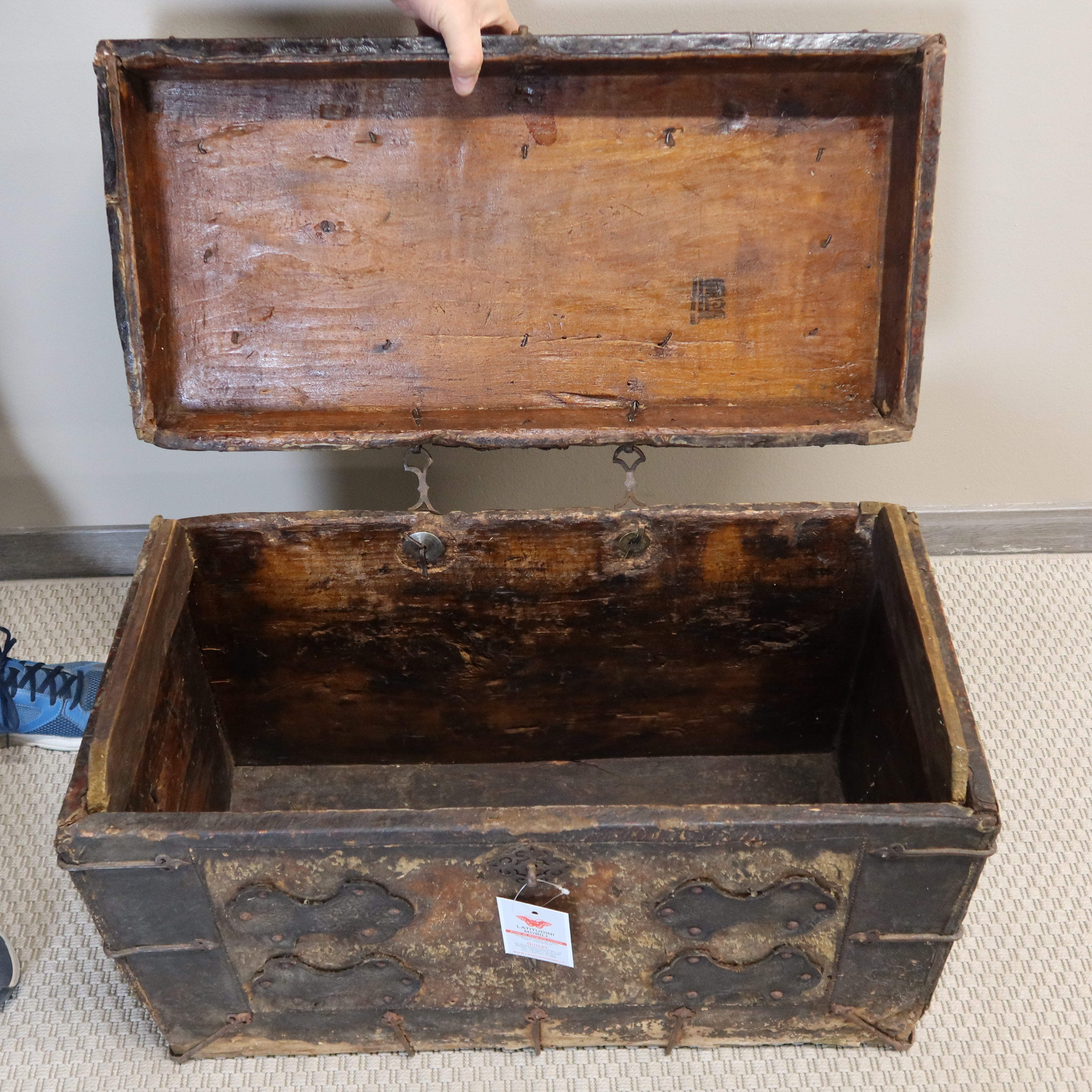 BAULE TIBET IN CUOIO CON INSERTI