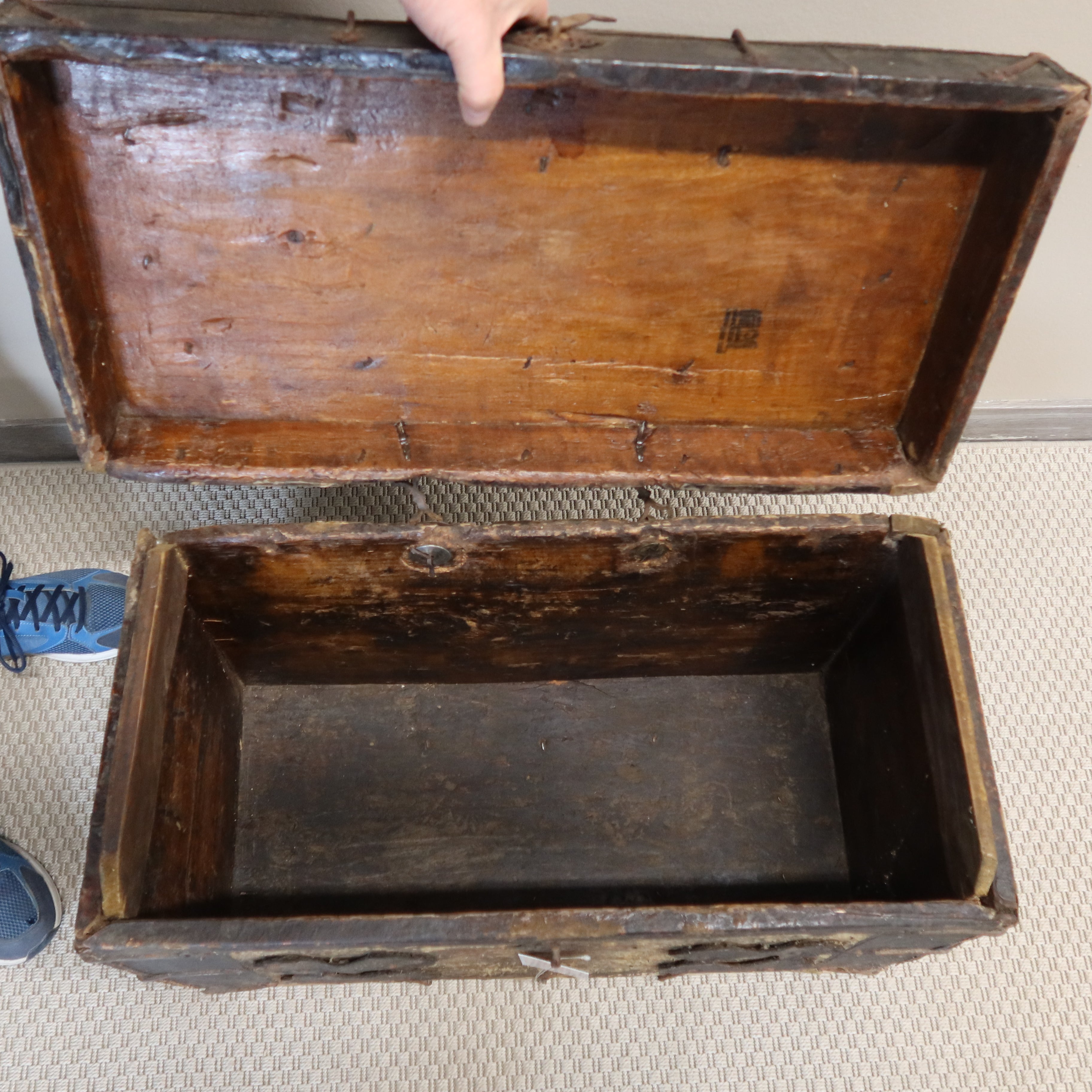 BAULE TIBET IN CUOIO CON INSERTI