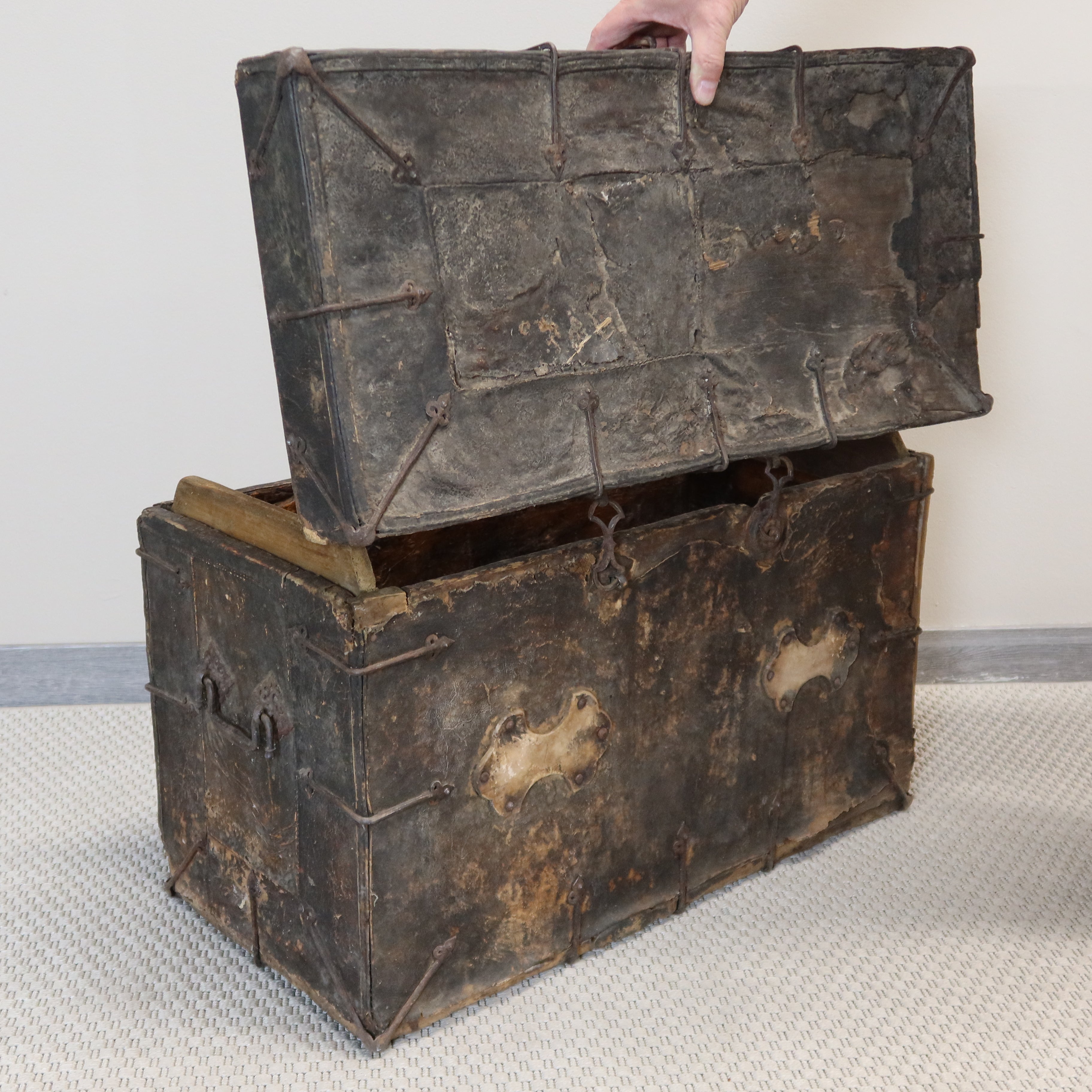 BAULE TIBET IN CUOIO CON INSERTI