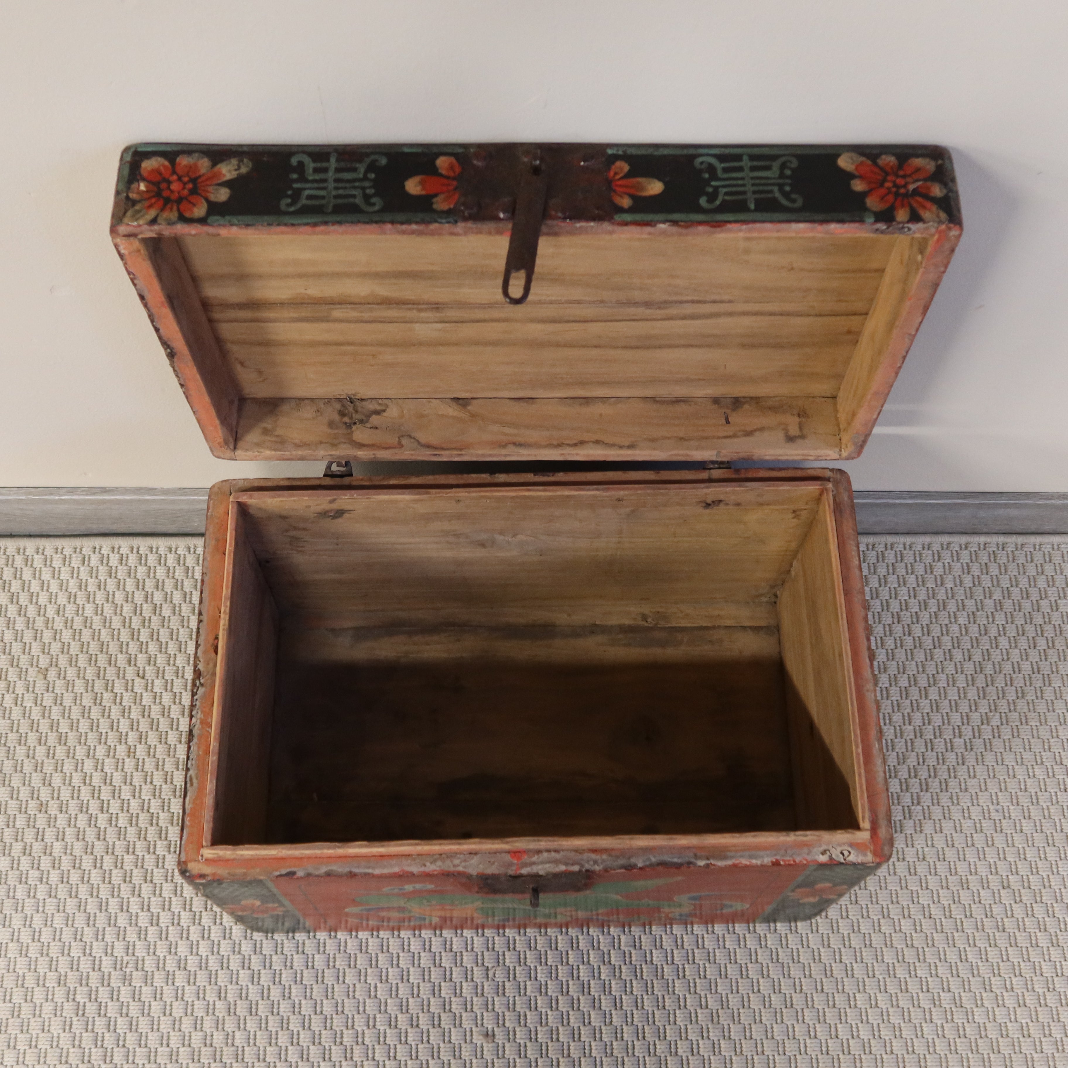 BAULE MONGOLIA DECORO LEONCANE