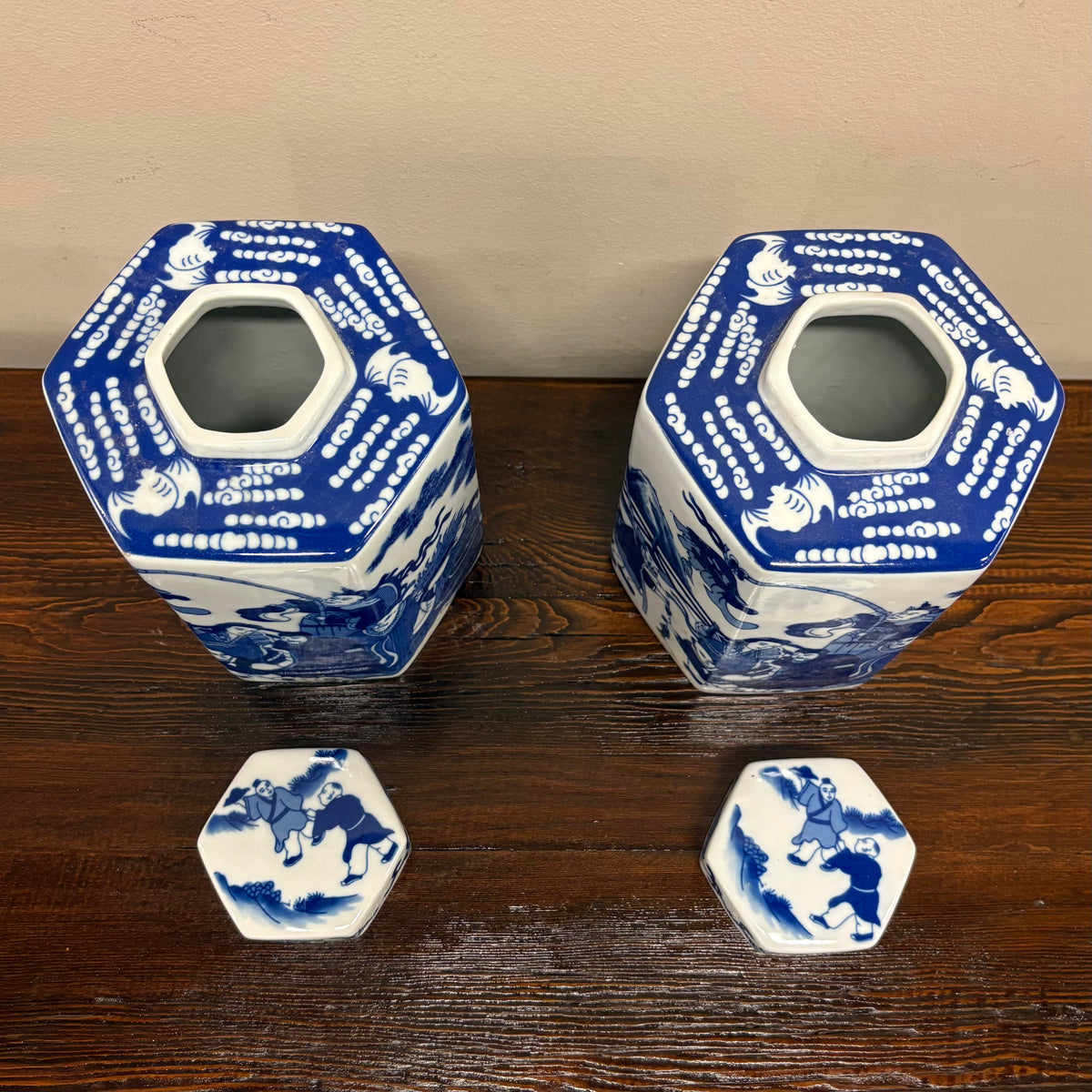 VASO A FORMA ESAGONALE IN CERAMICA DECORATA
