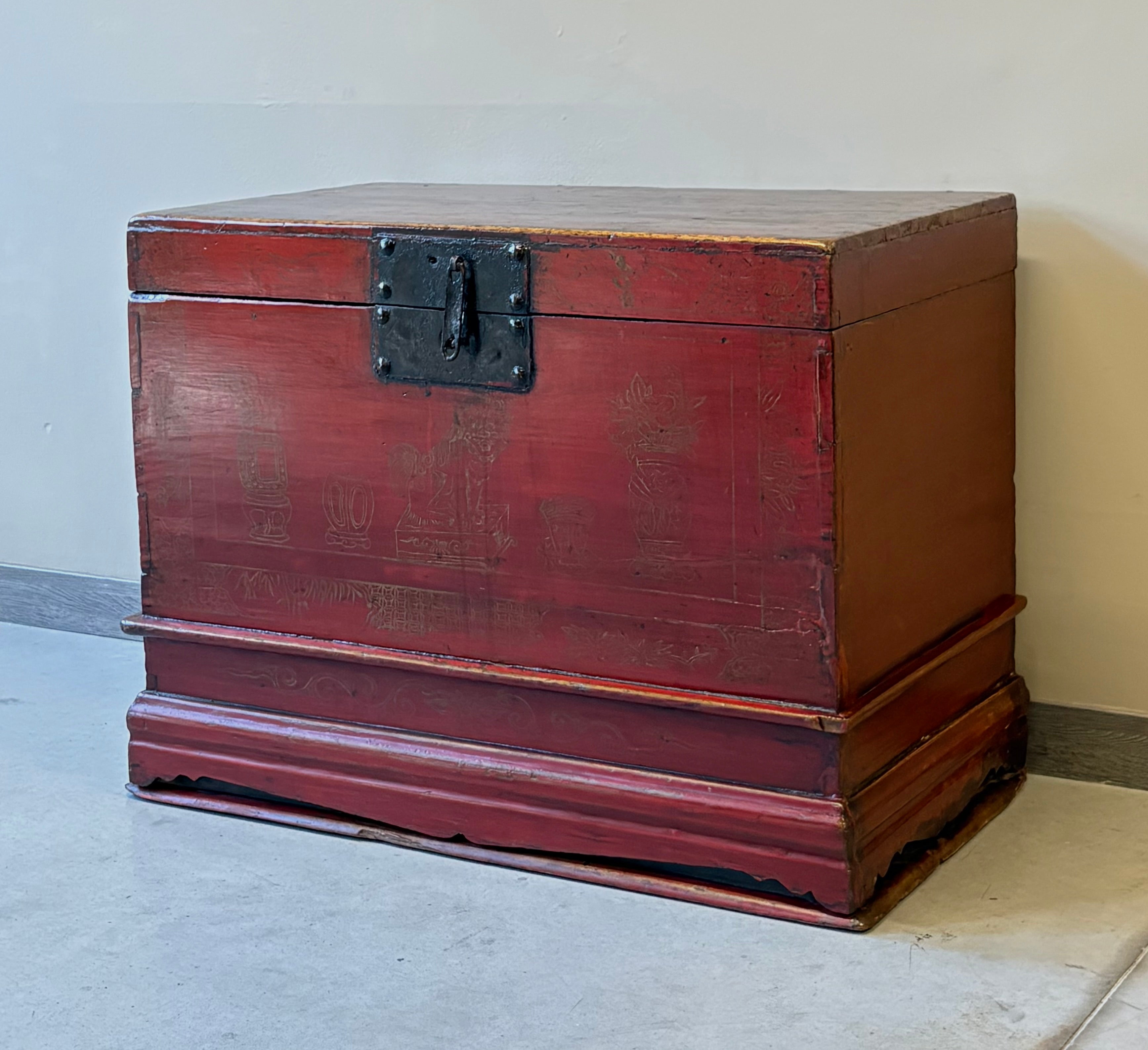 BAULE CINESE IN LACCA ROSSA CON DECORO A CHINA