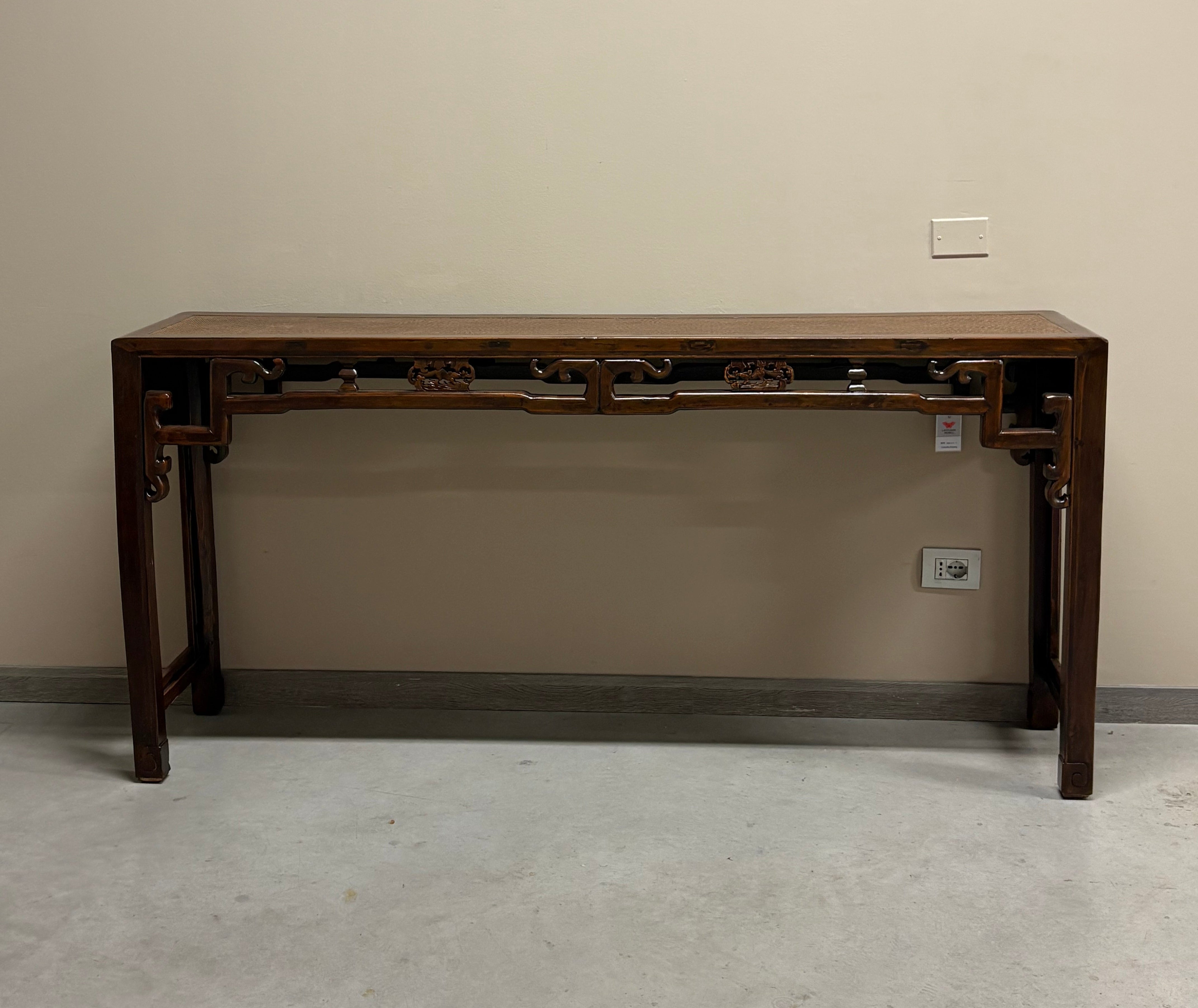 CONSOLLE CINESE CON TRAVERSA INTAGLIATA PIANO IN RATTAN