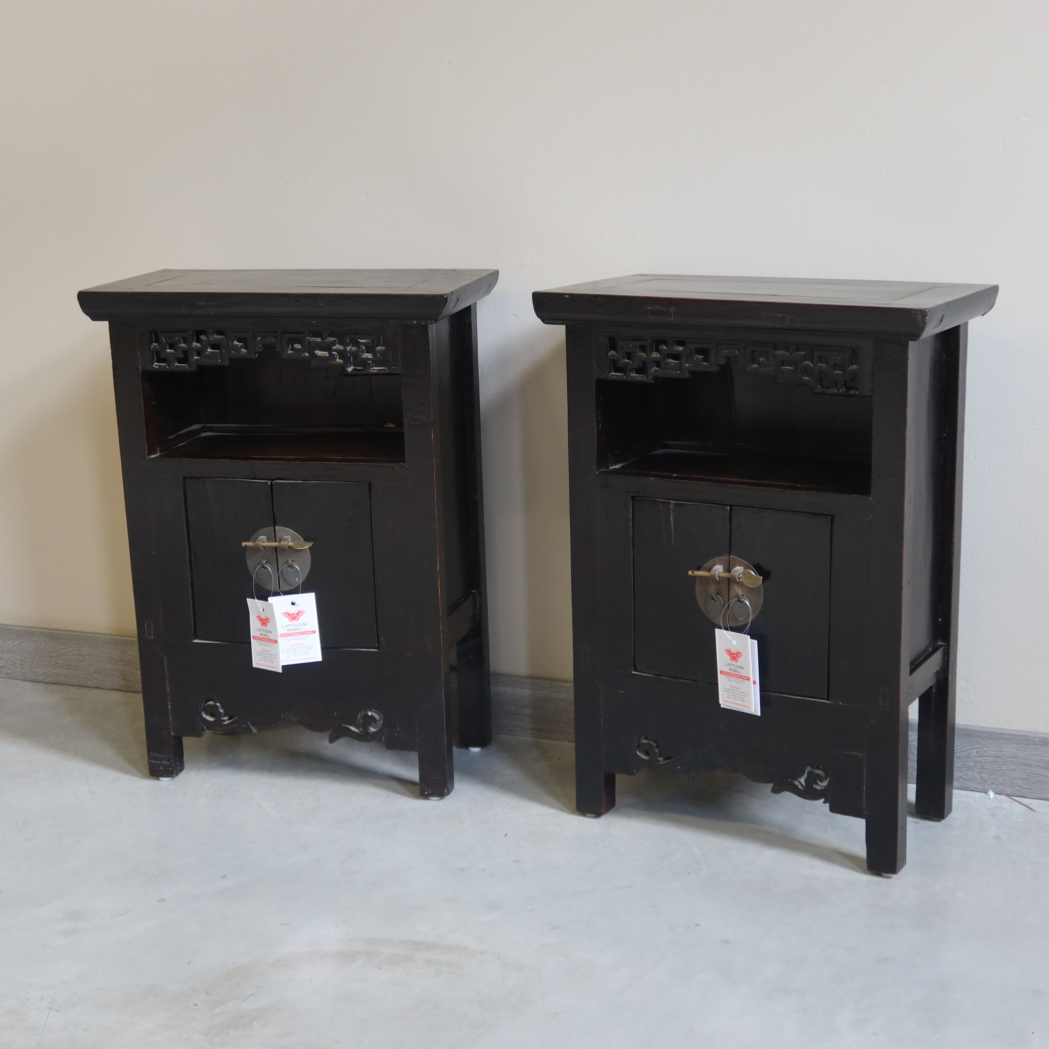 COMODINO 2A CON VANO GIORNO E INTAGLI