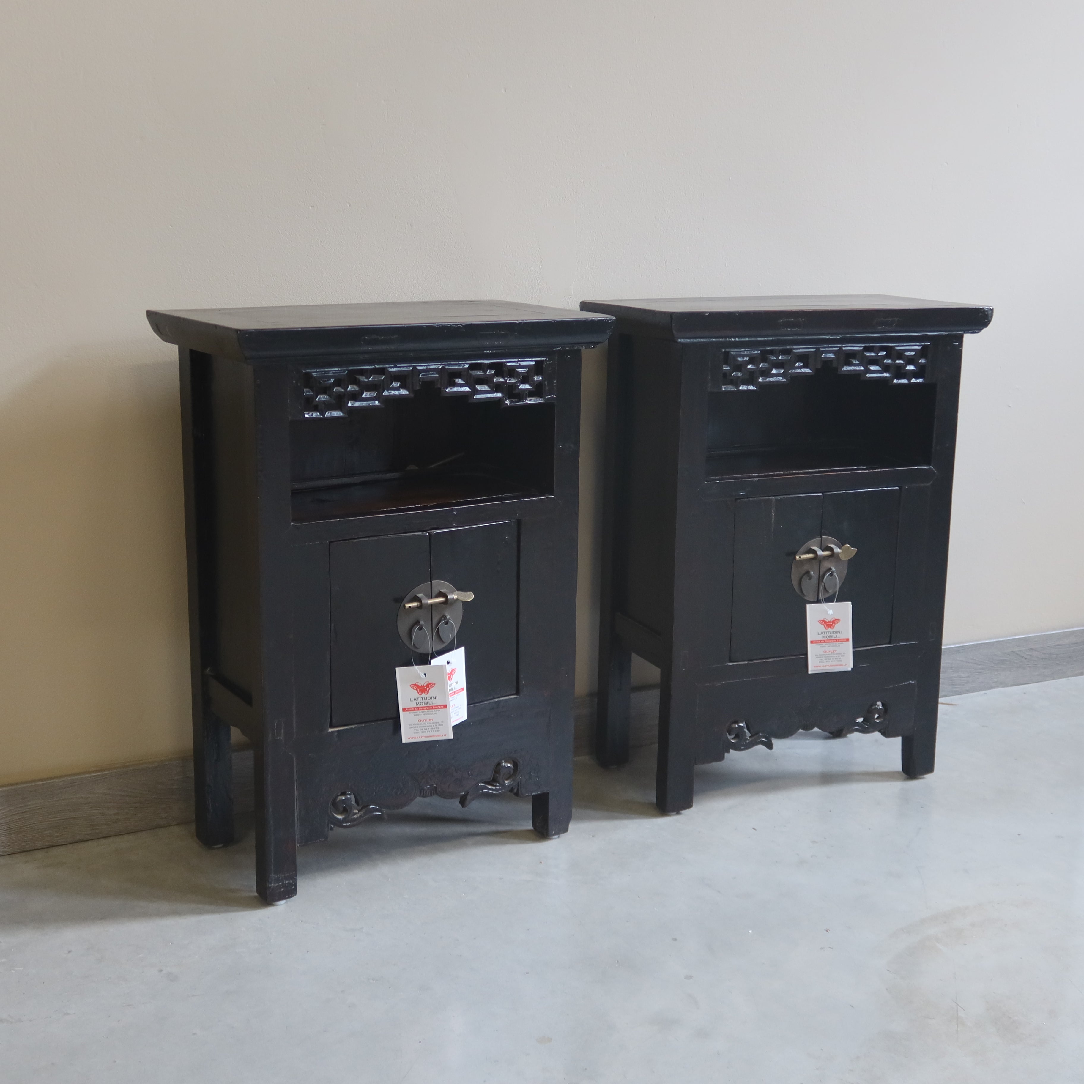 COMODINO 2A CON VANO GIORNO E INTAGLI