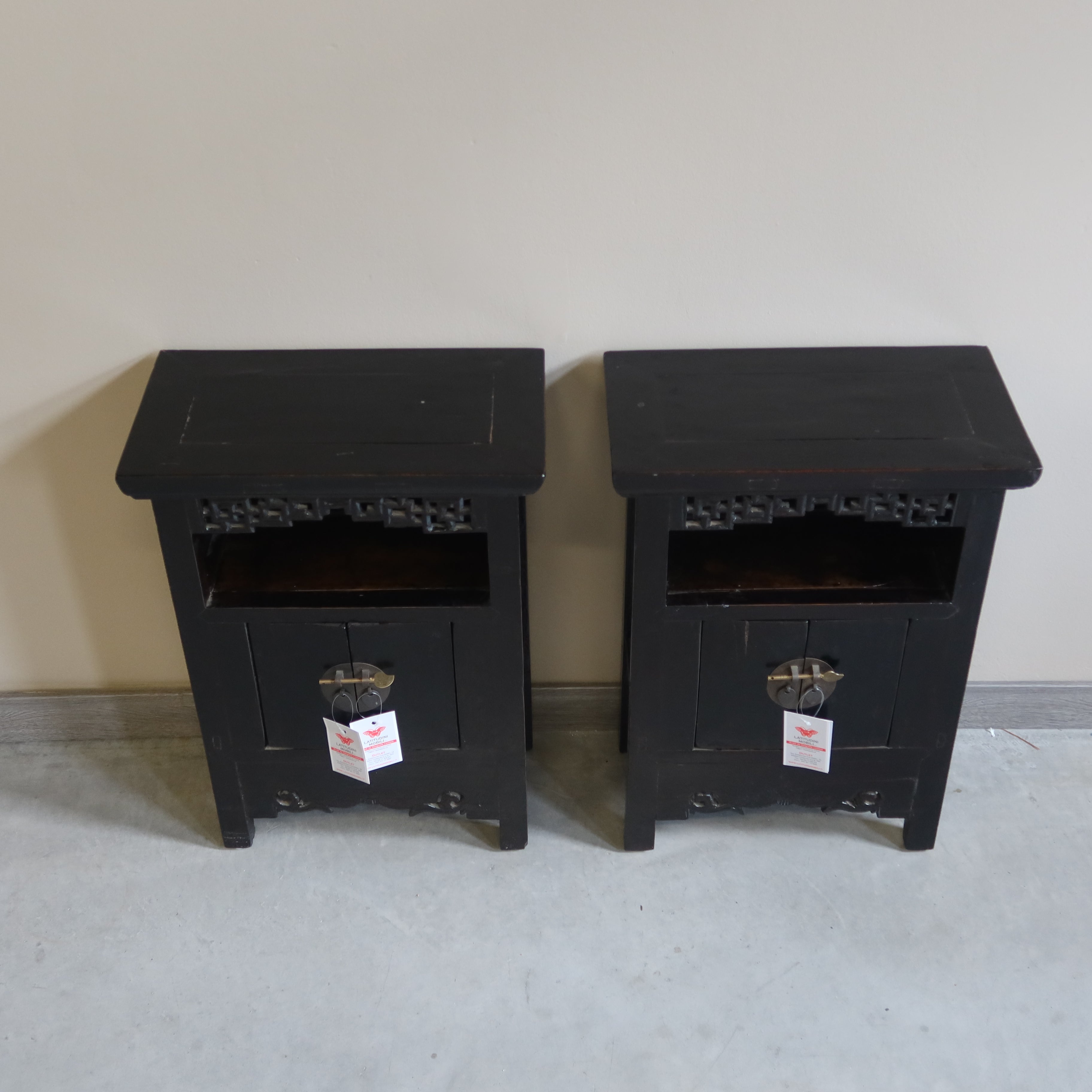 COMODINO 2A CON VANO GIORNO E INTAGLI