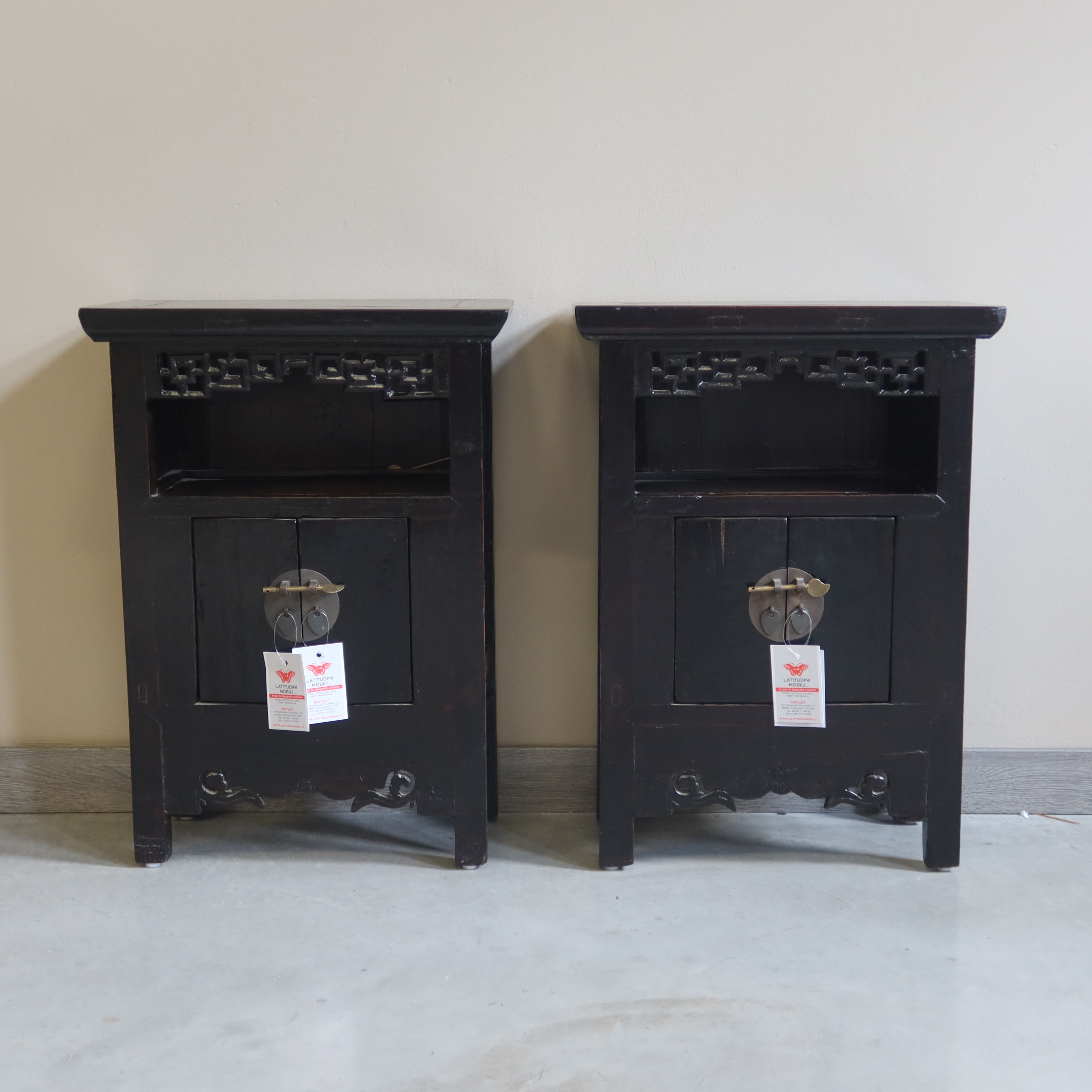 COMODINO 2A CON VANO GIORNO E INTAGLI