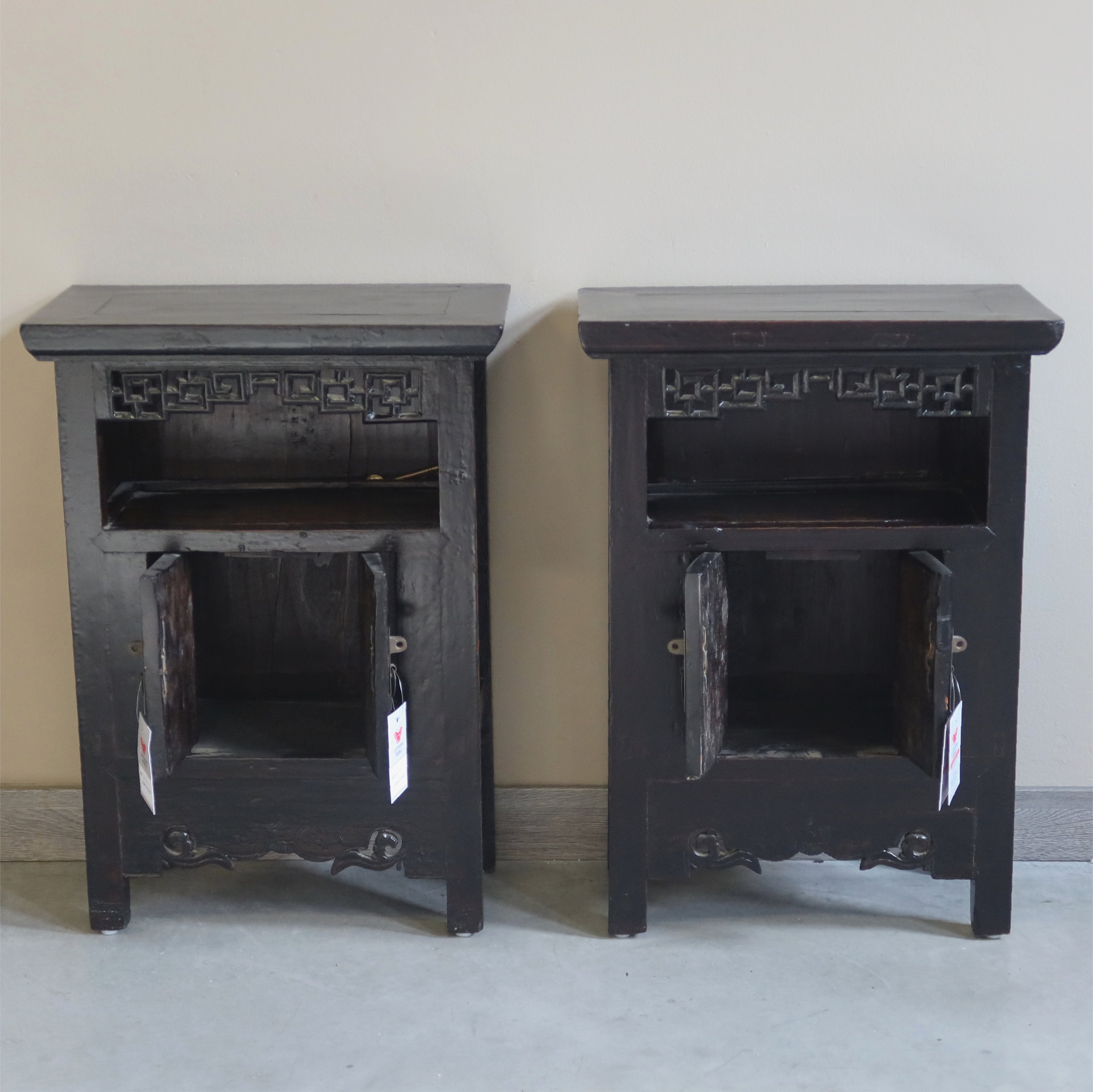 COMODINO 2A CON VANO GIORNO E INTAGLI