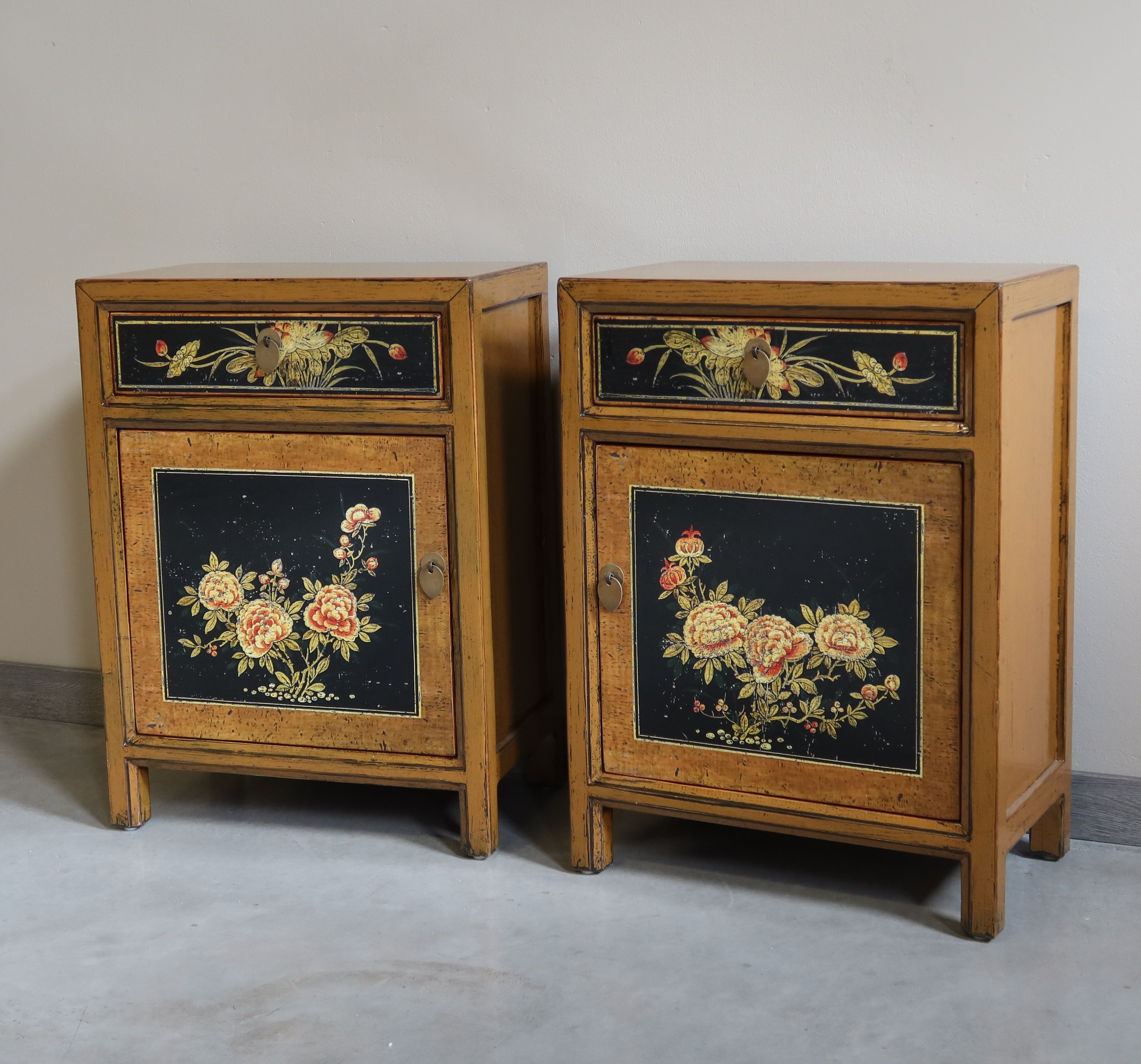 COMODINI MONGOLIA DECORATI