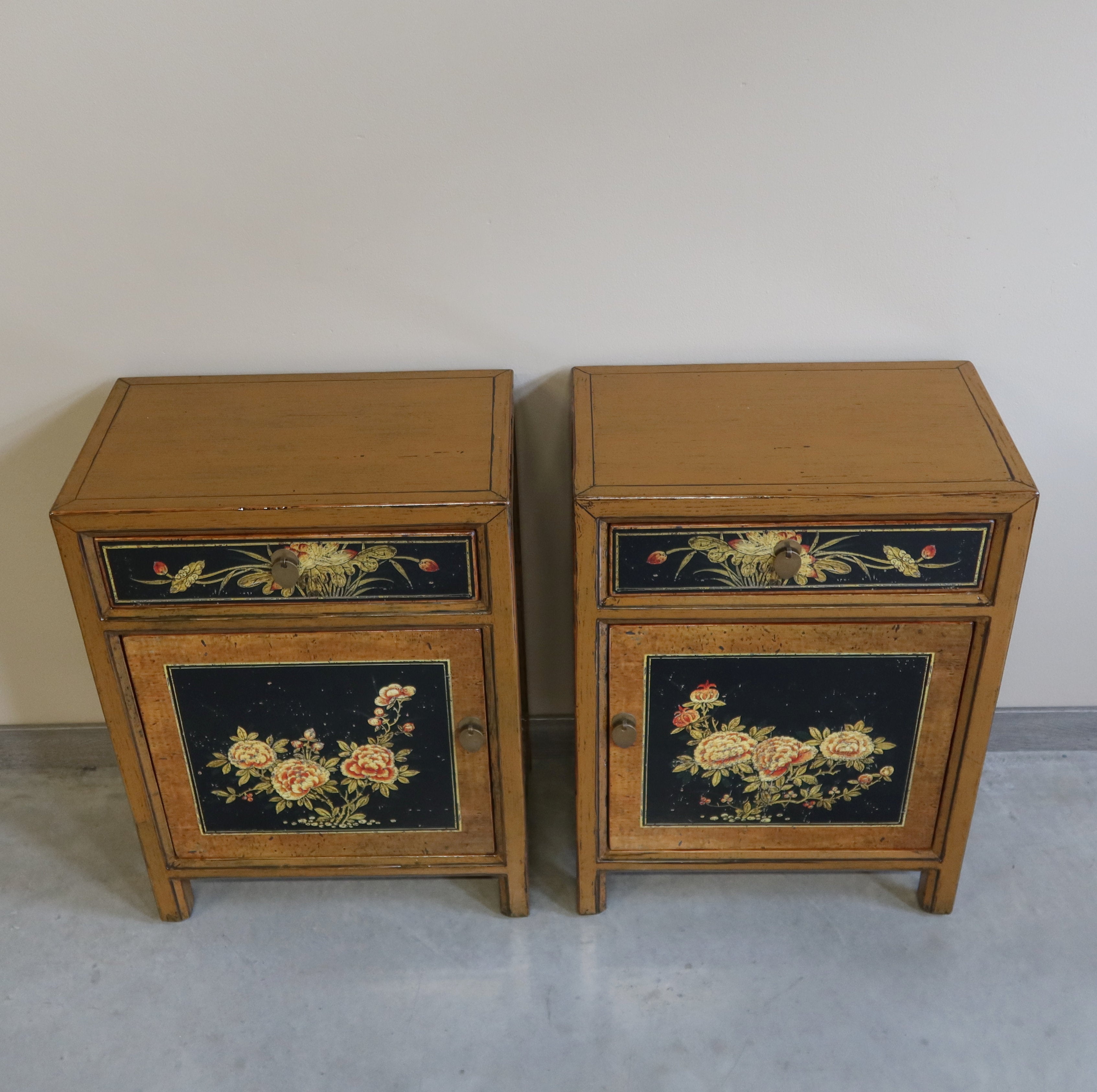 COMODINI MONGOLIA DECORATI