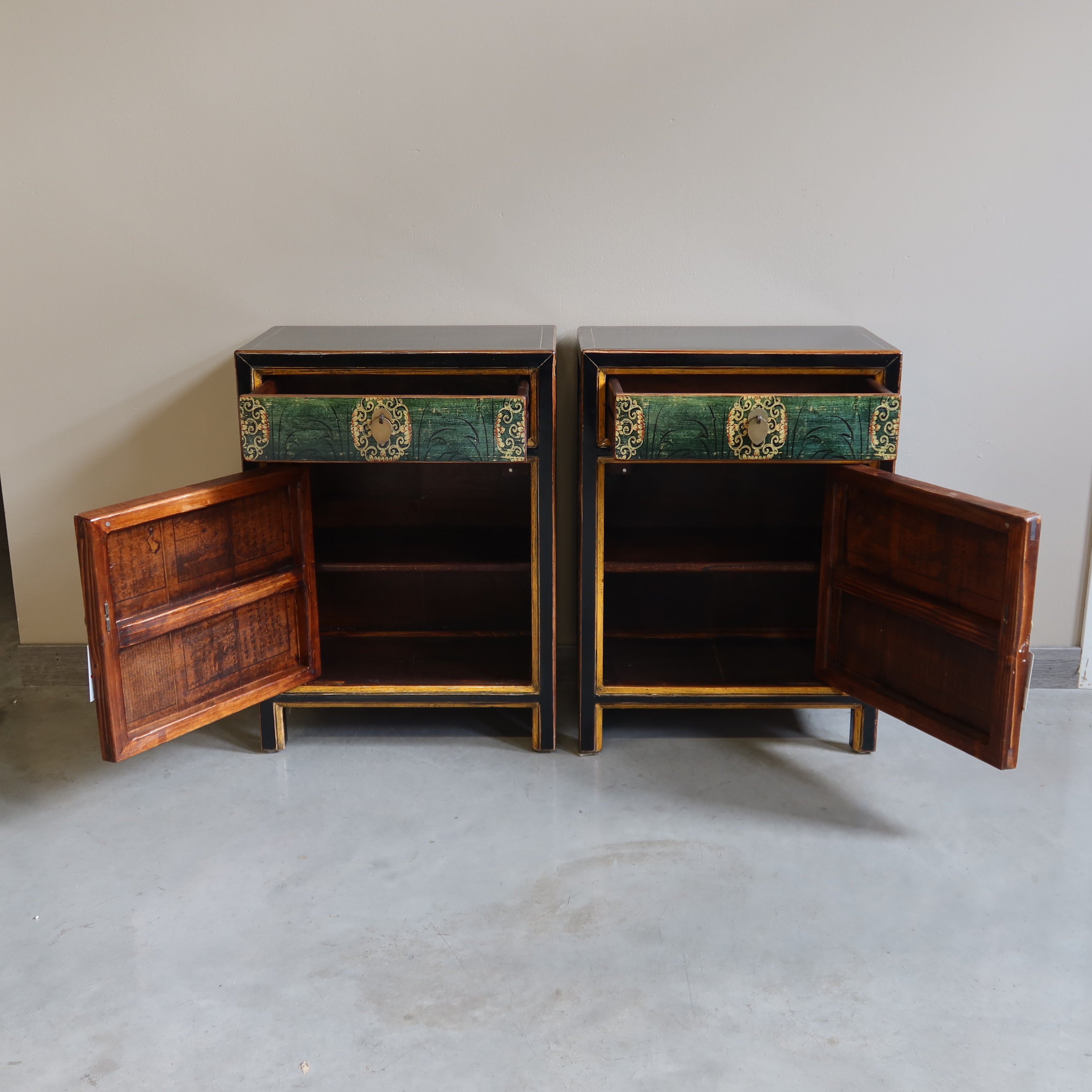 COMODINO MONGOLIA DECORATO