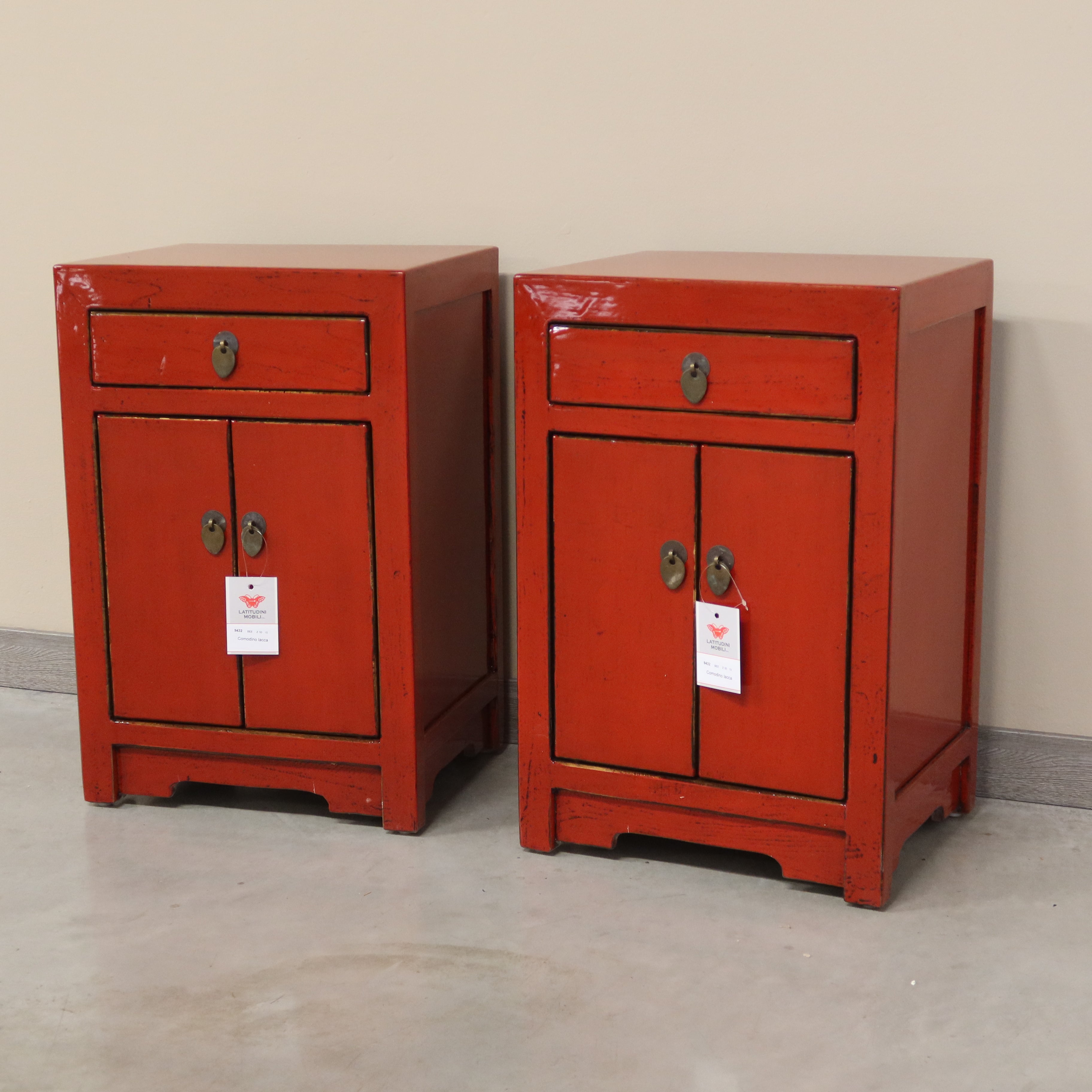 COMODINO CINESE IN LACCA ROSSA