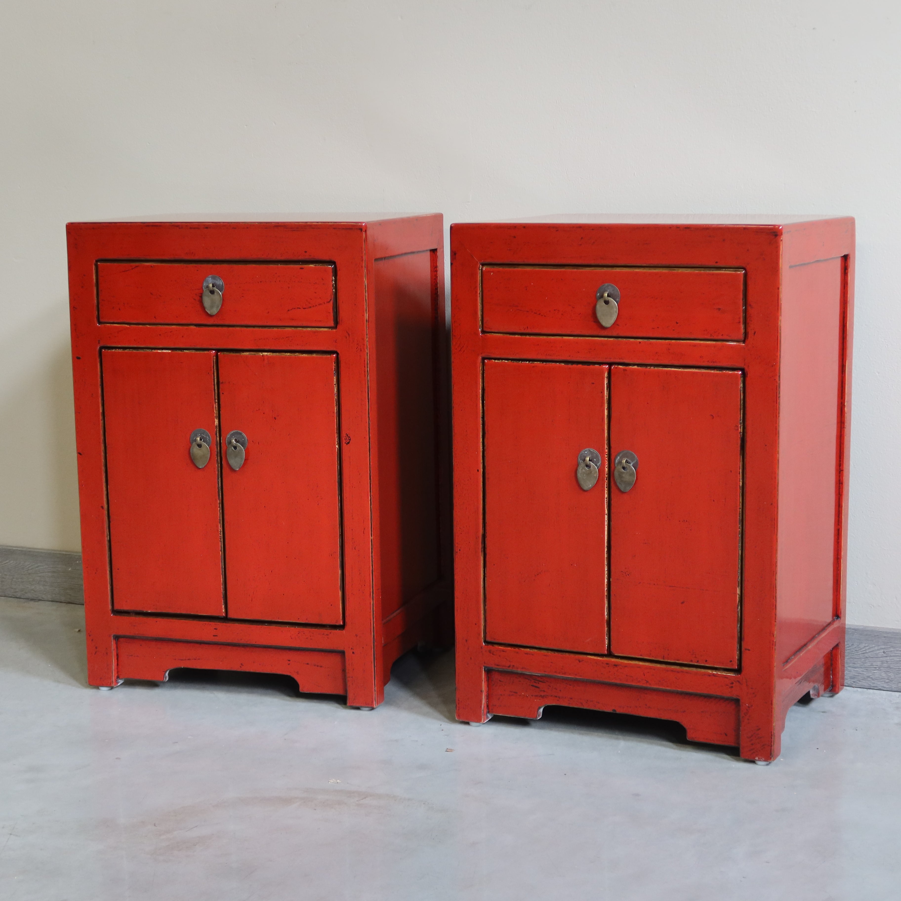 COMODINO CINESE IN LACCA ROSSA