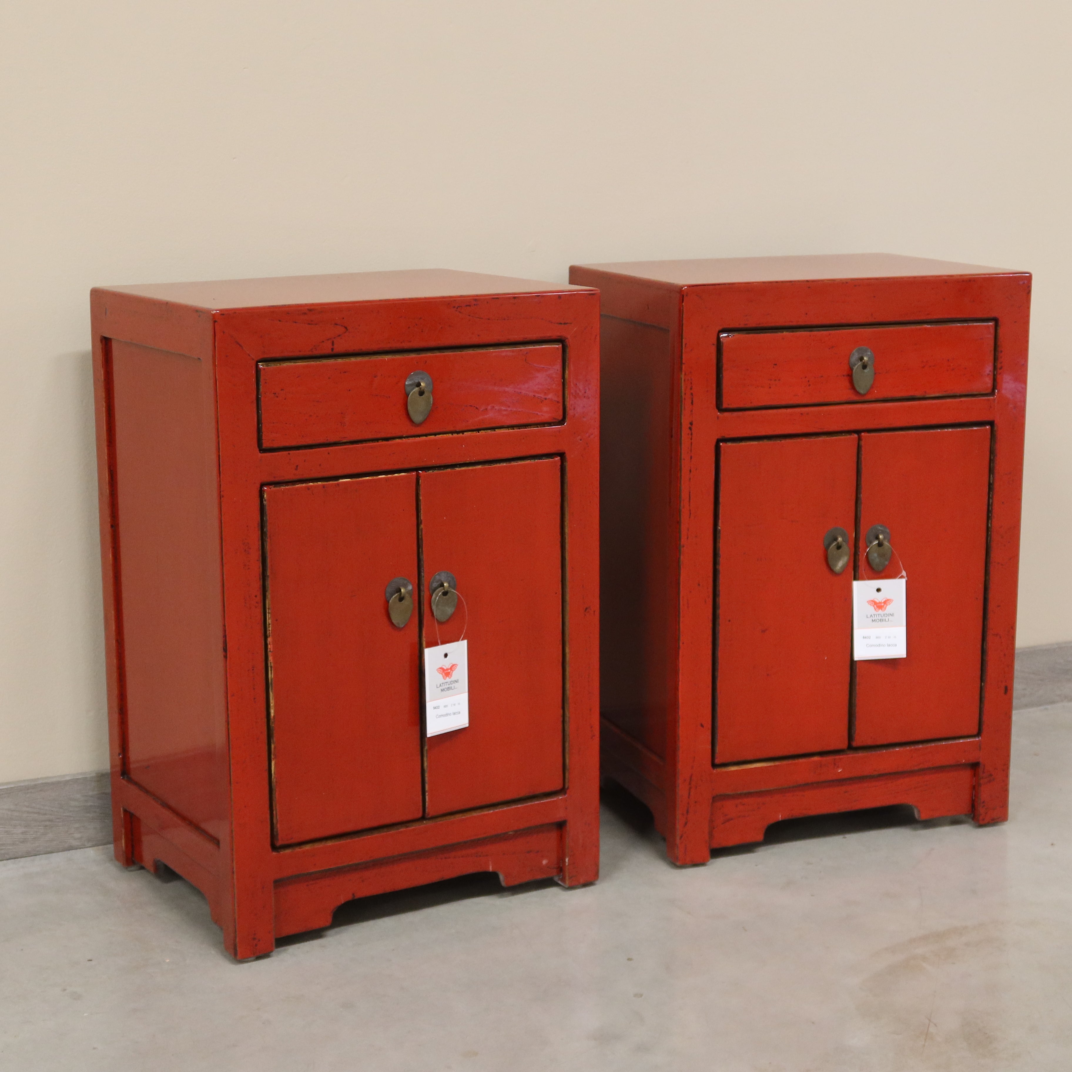 COMODINO CINESE IN LACCA ROSSA