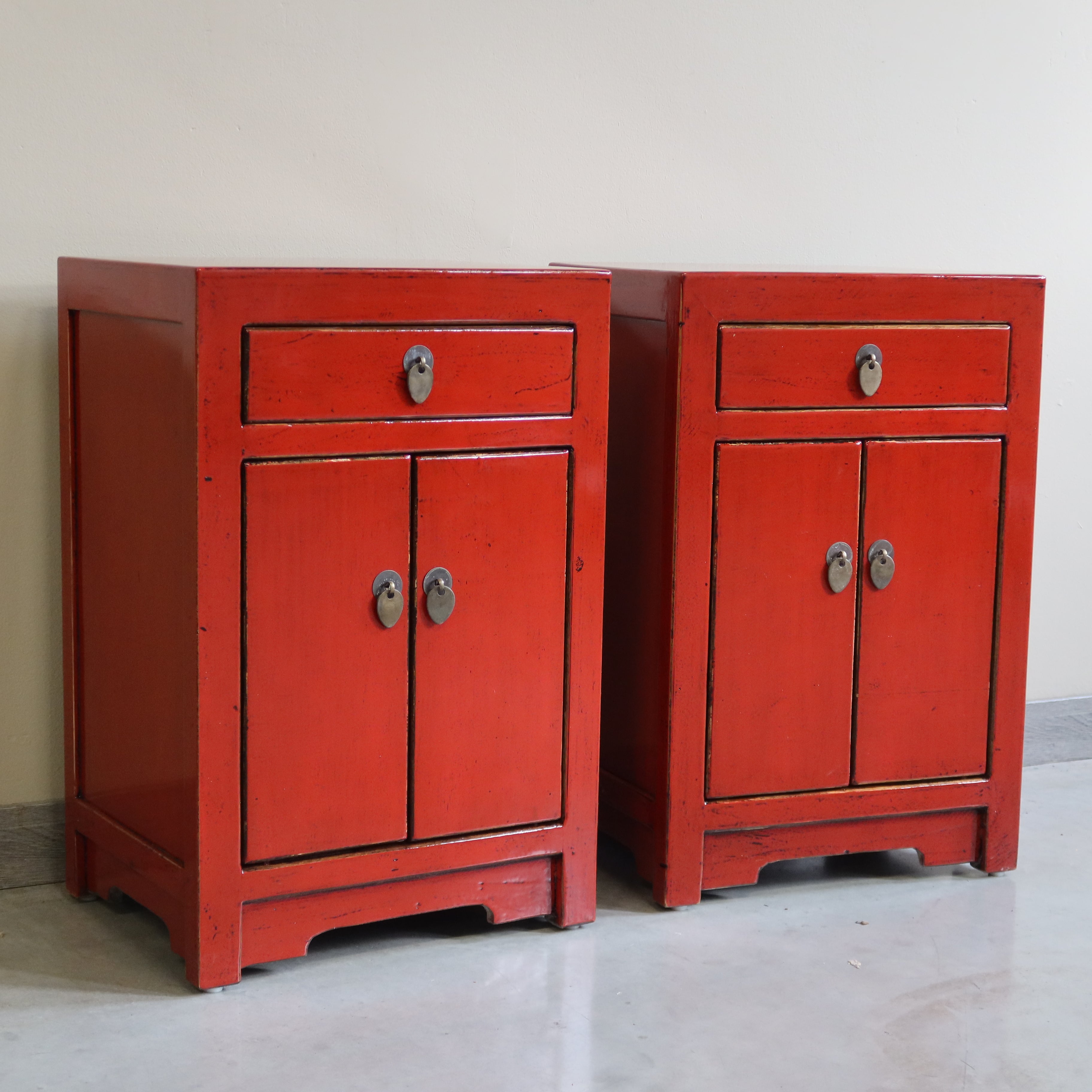 COMODINO CINESE IN LACCA ROSSA