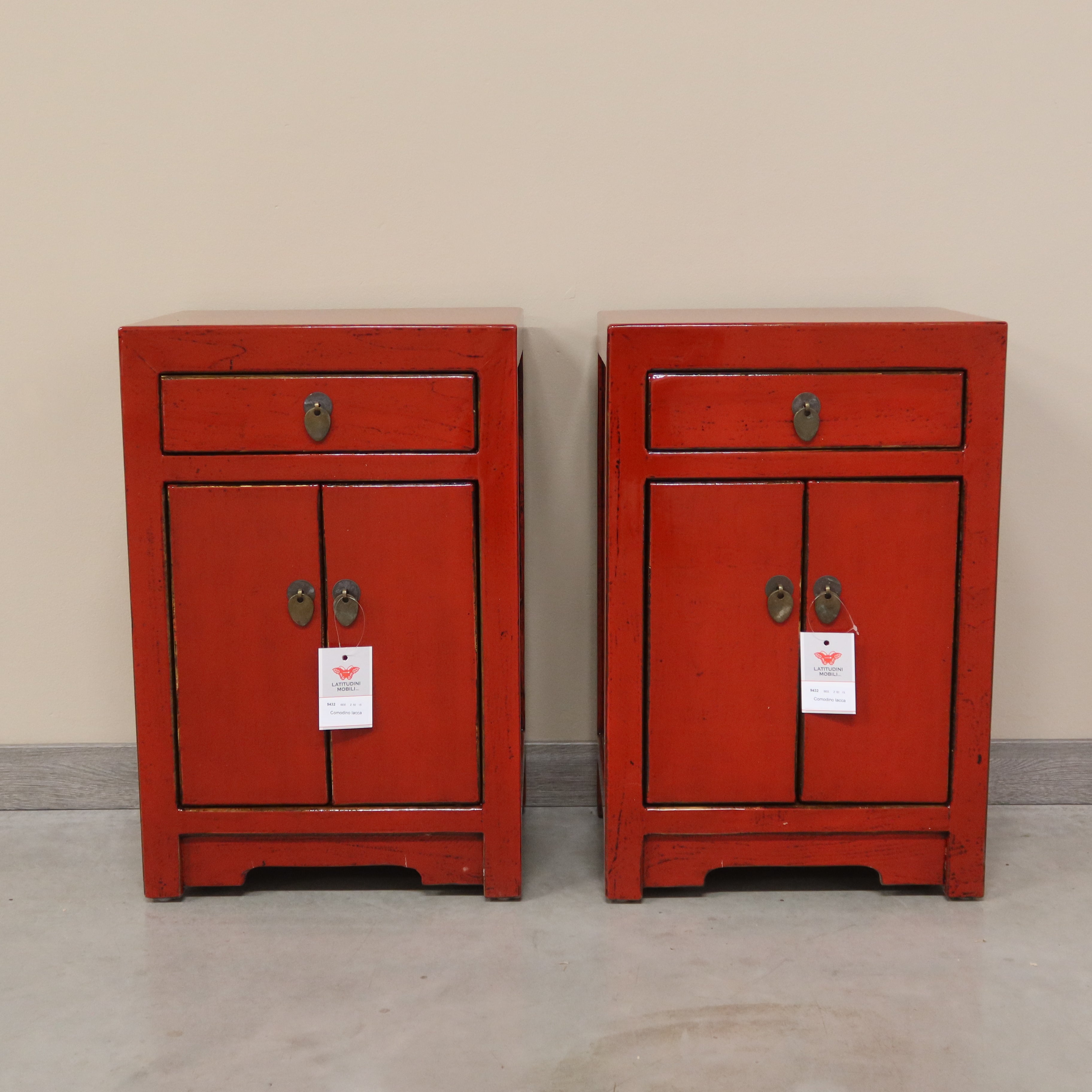 COMODINO CINESE IN LACCA ROSSA