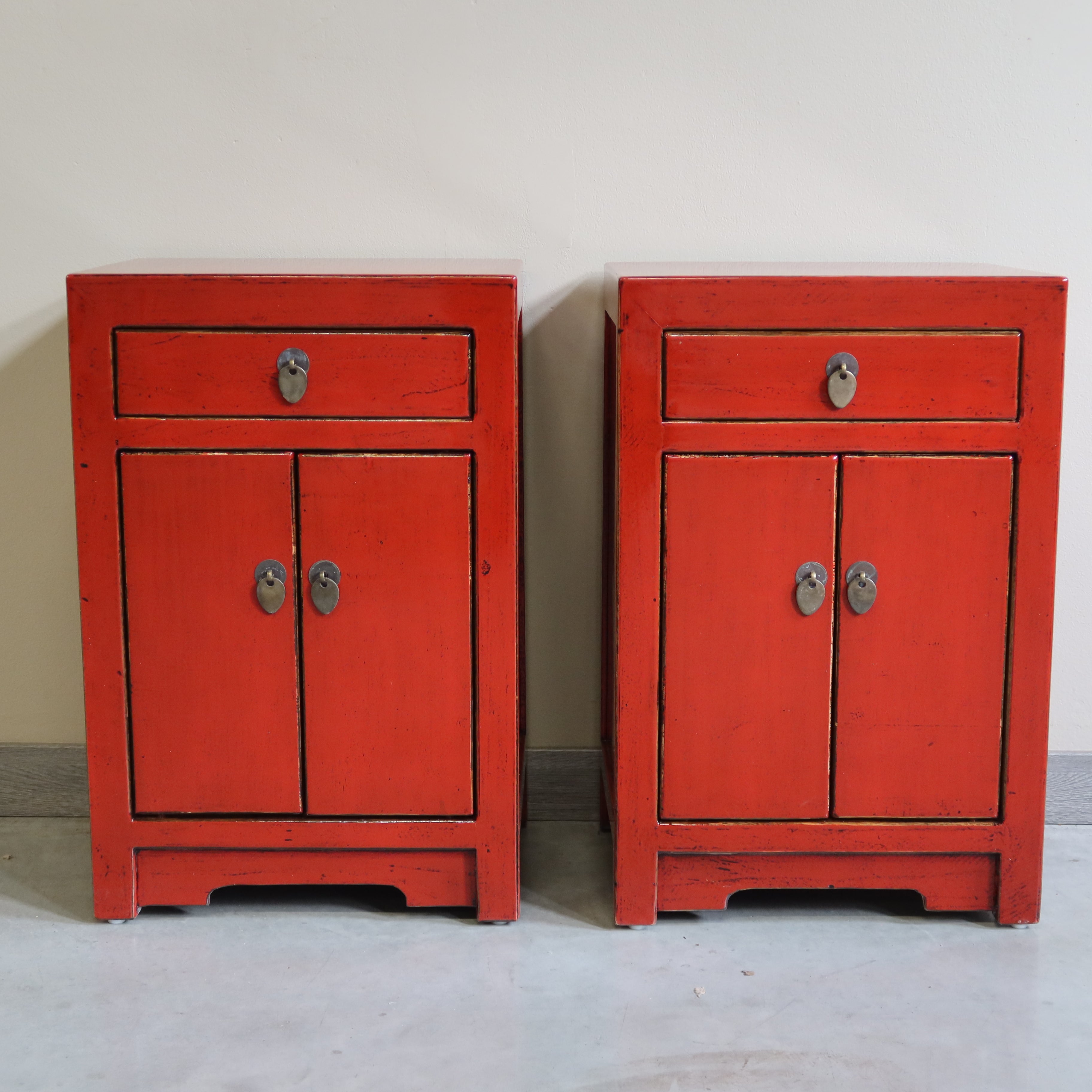 COMODINO CINESE IN LACCA ROSSA