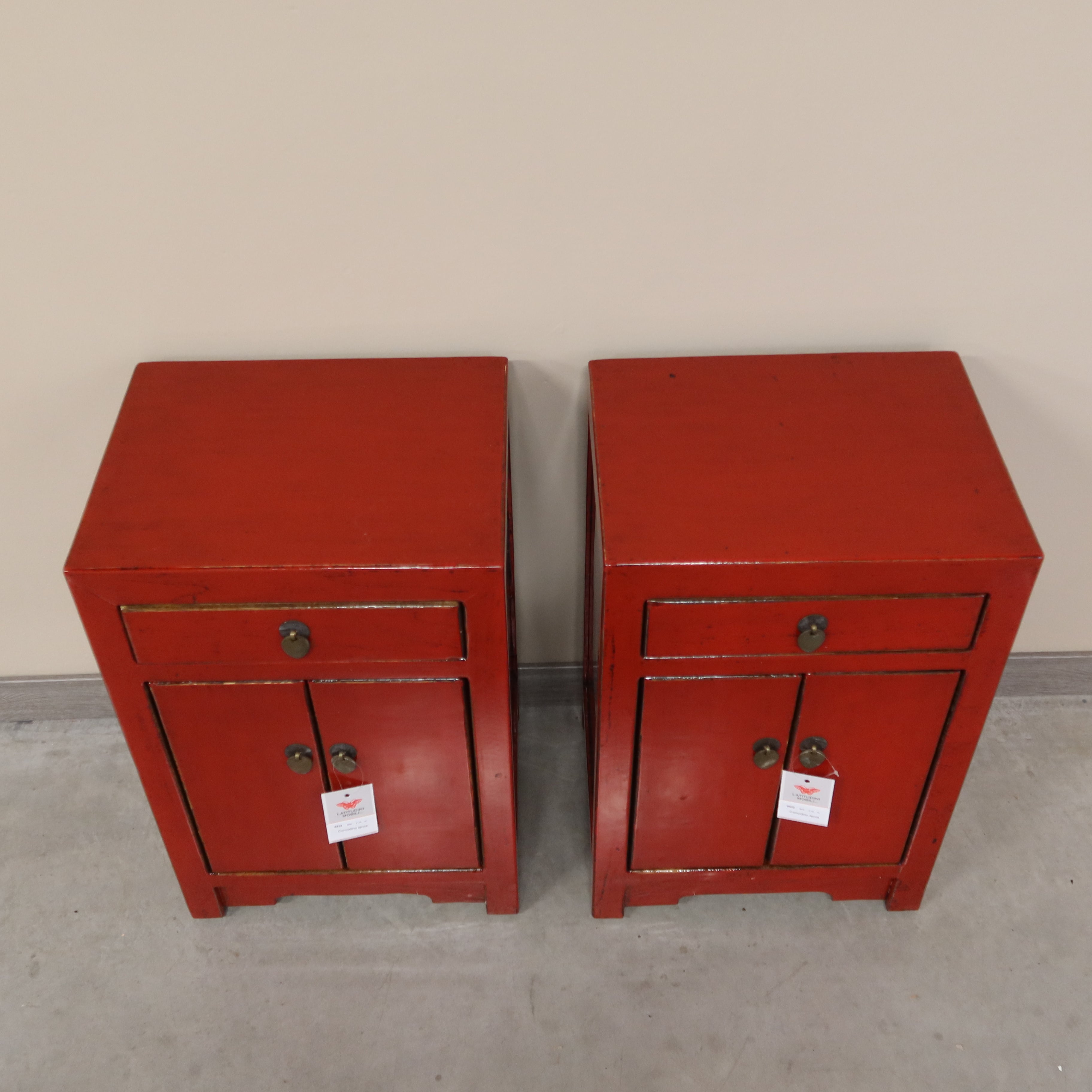 COMODINO CINESE IN LACCA ROSSA