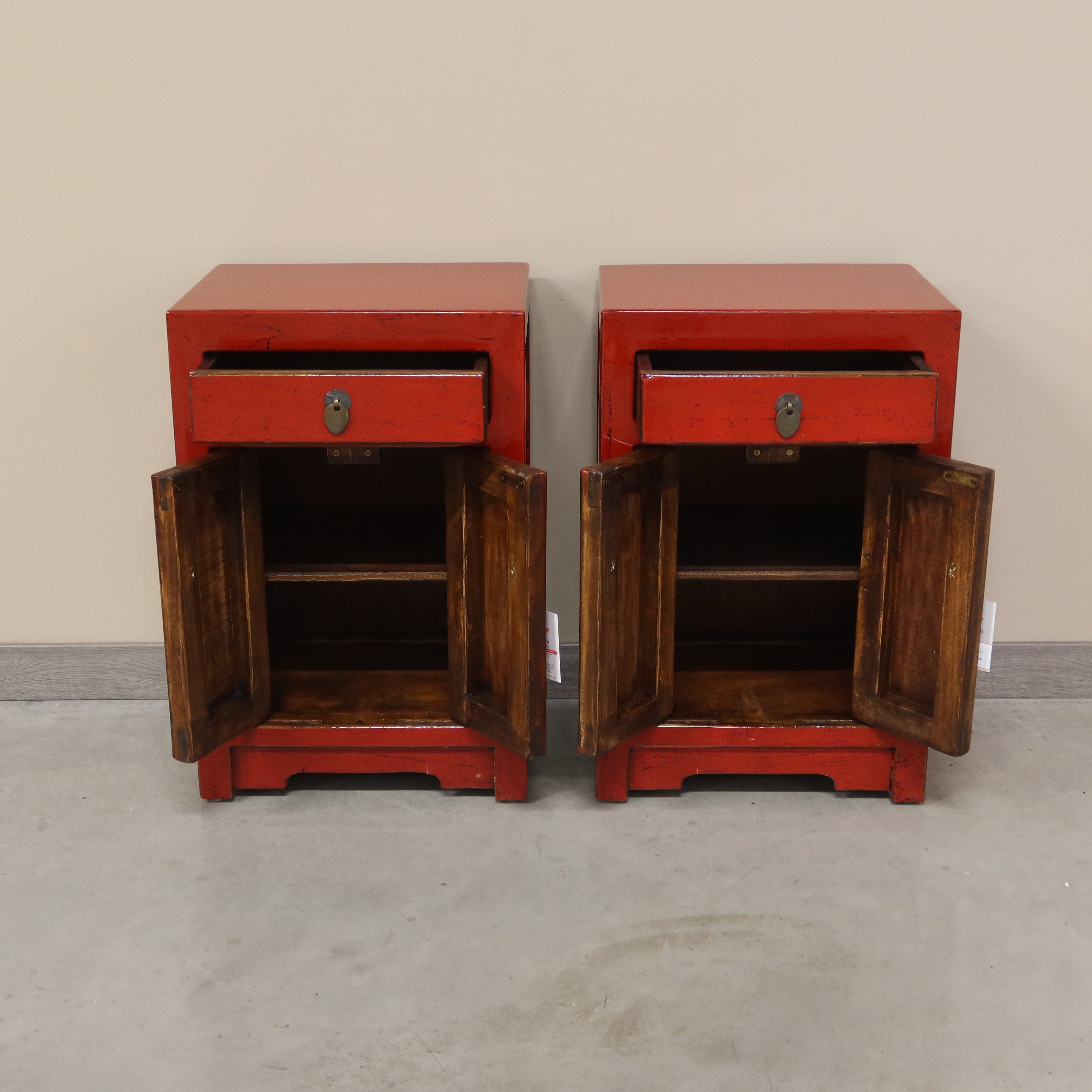 COMODINO CINESE IN LACCA ROSSA