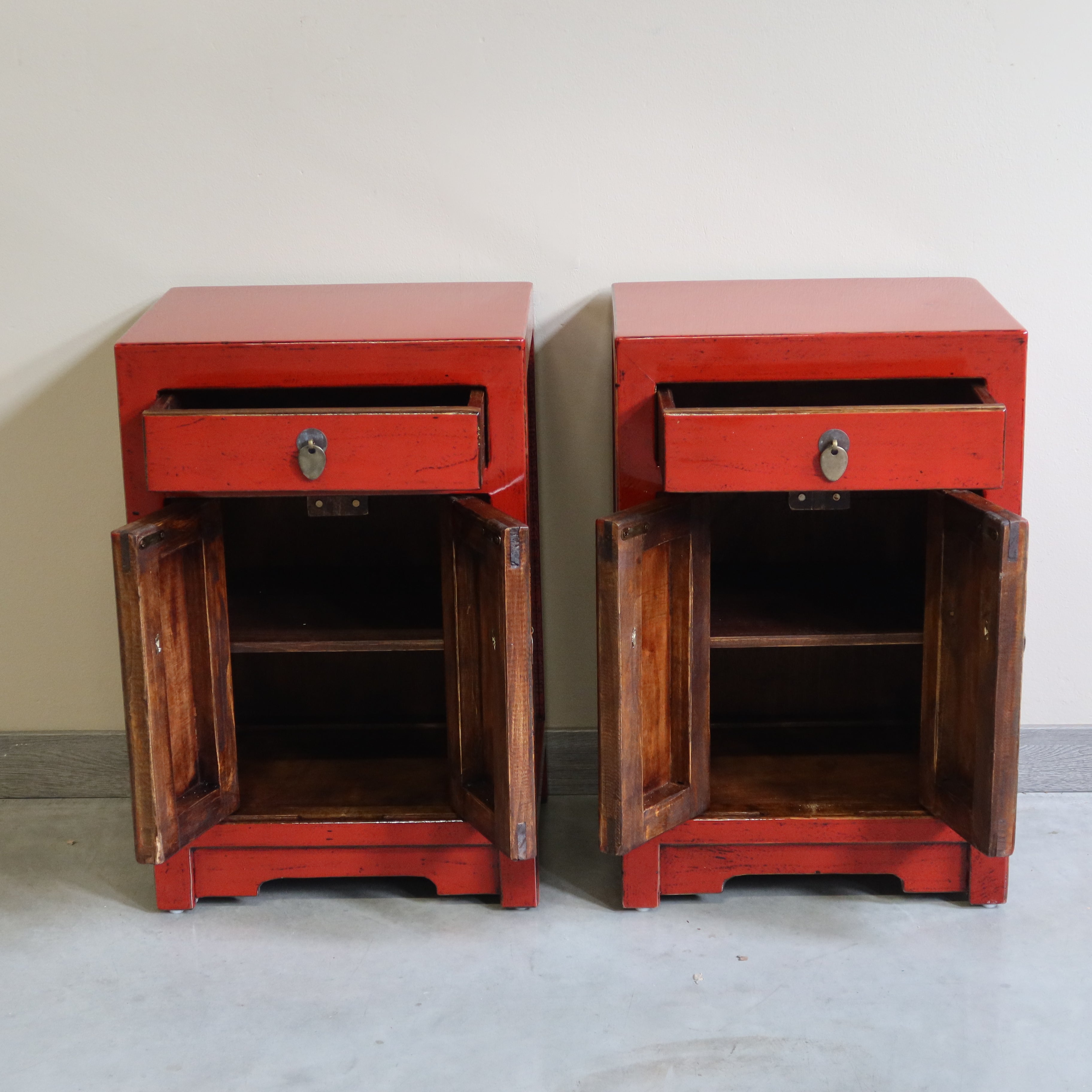 COMODINO CINESE IN LACCA ROSSA