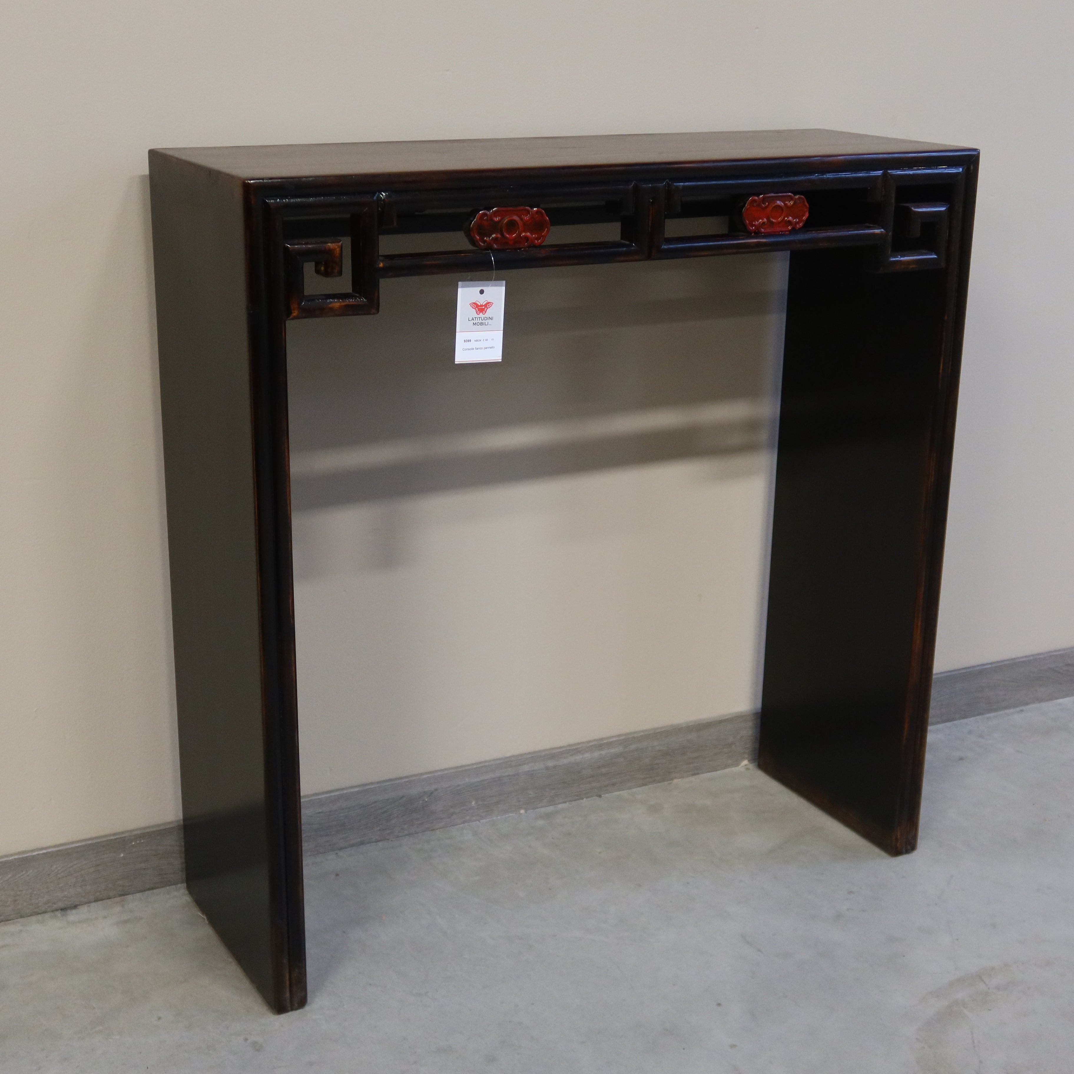 CONSOLLE CINESE CON INTAGLI E FIANCHI A PANNELLO