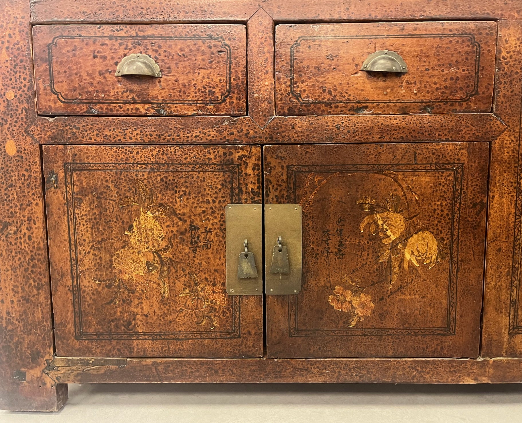 LUNGA CREDENZA GANZU CON DEC. LIEVE E VANO GIORNO