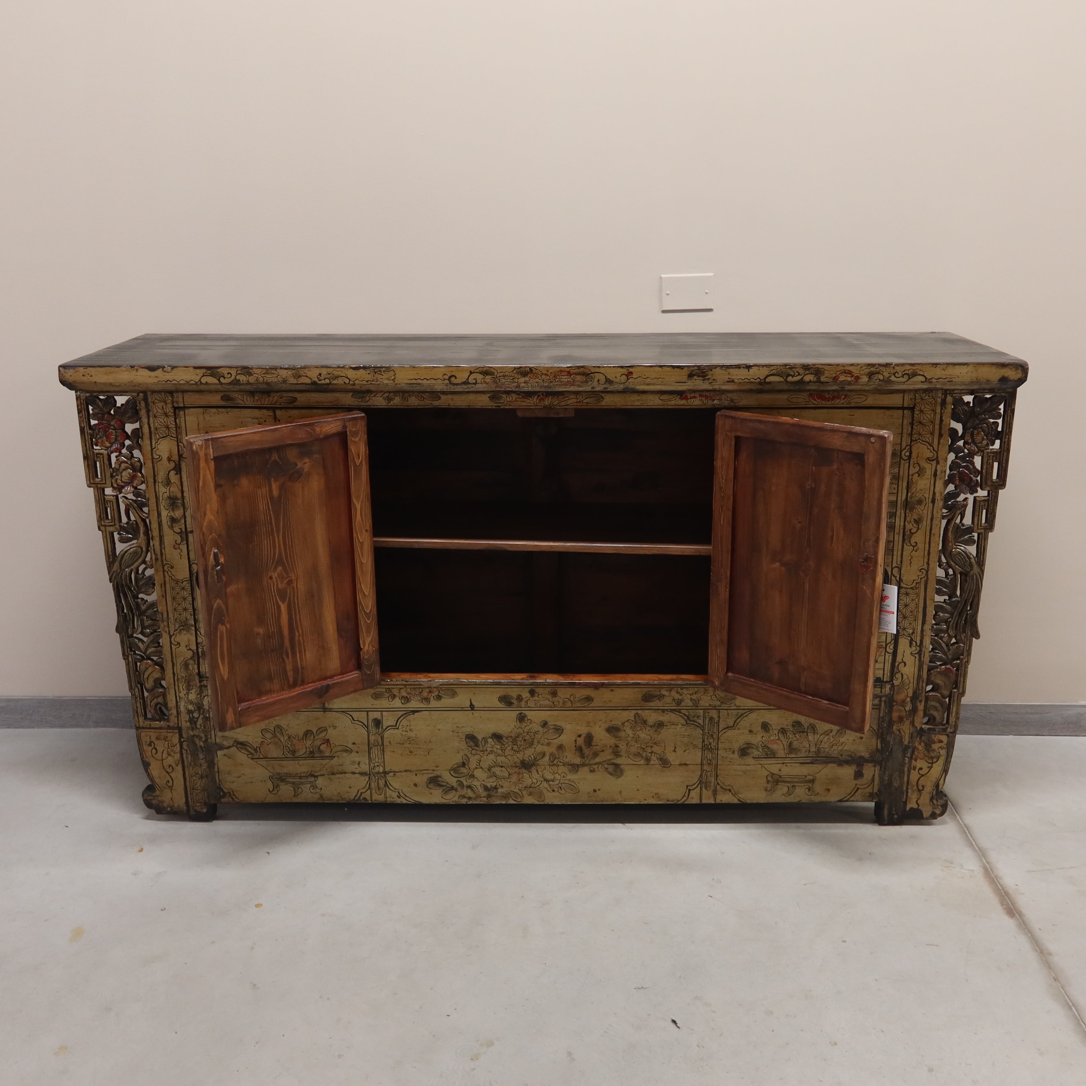 CREDENZA GANZU DECORATA TOP AGGETTANTE