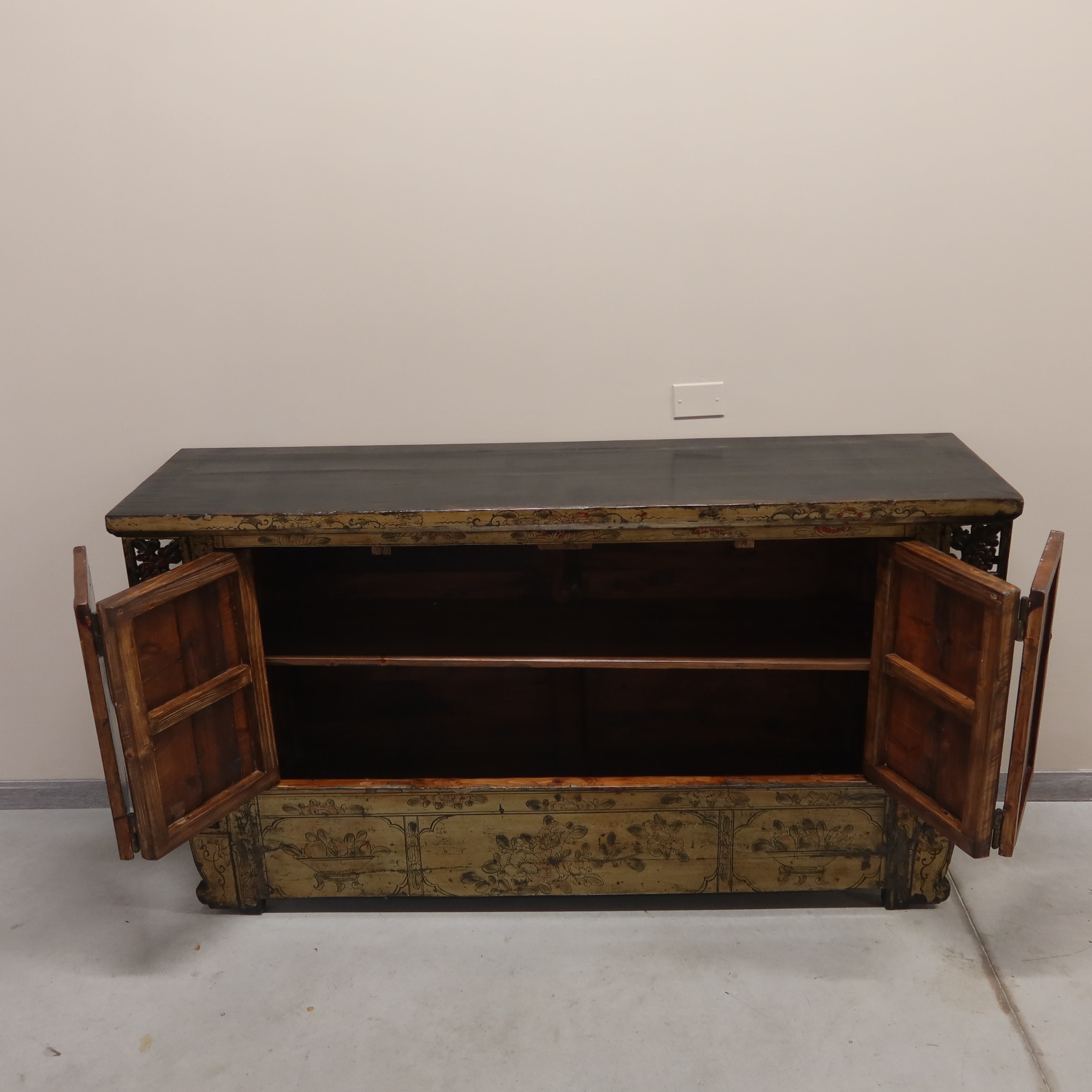 CREDENZA GANZU DECORATA TOP AGGETTANTE