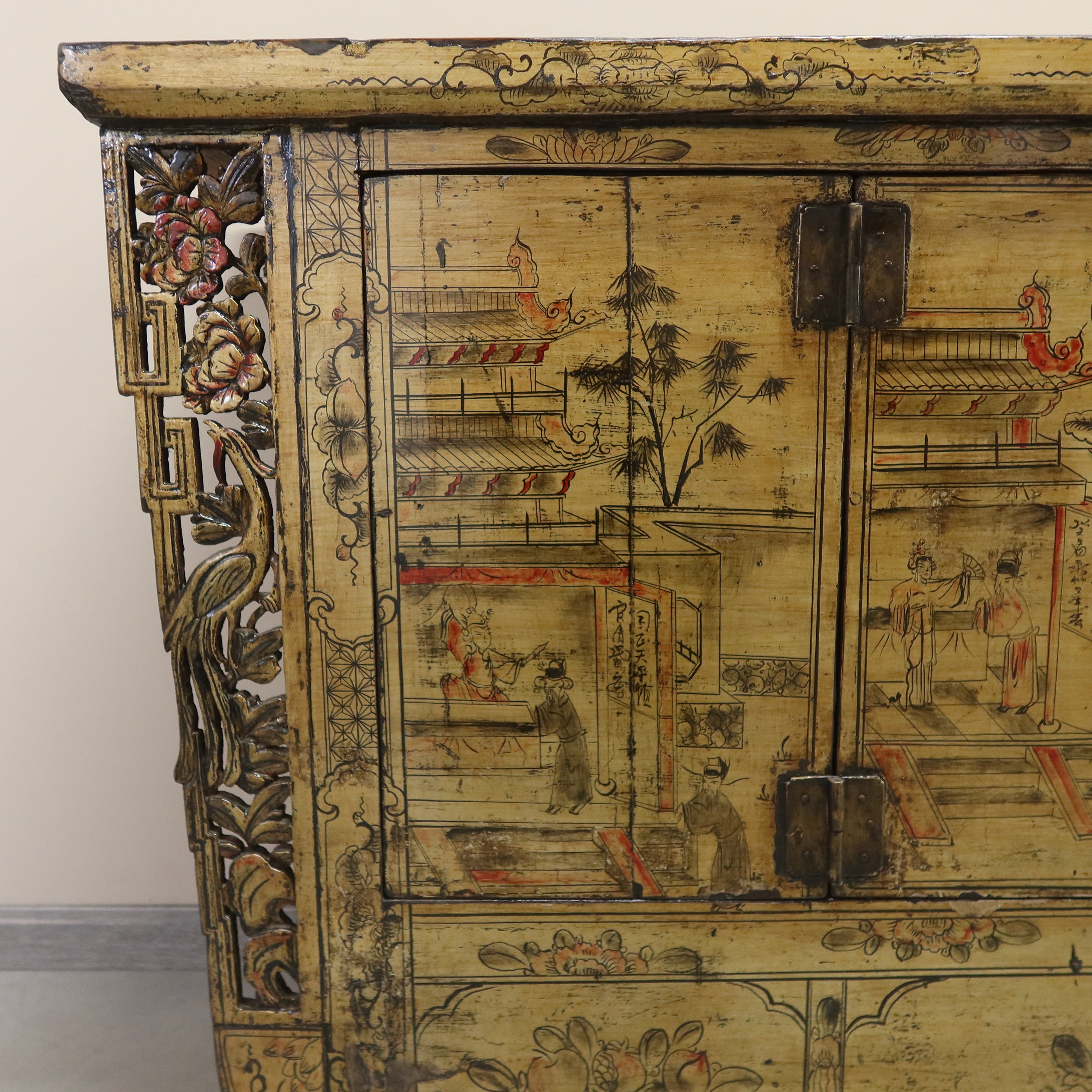 CREDENZA GANZU DECORATA TOP AGGETTANTE