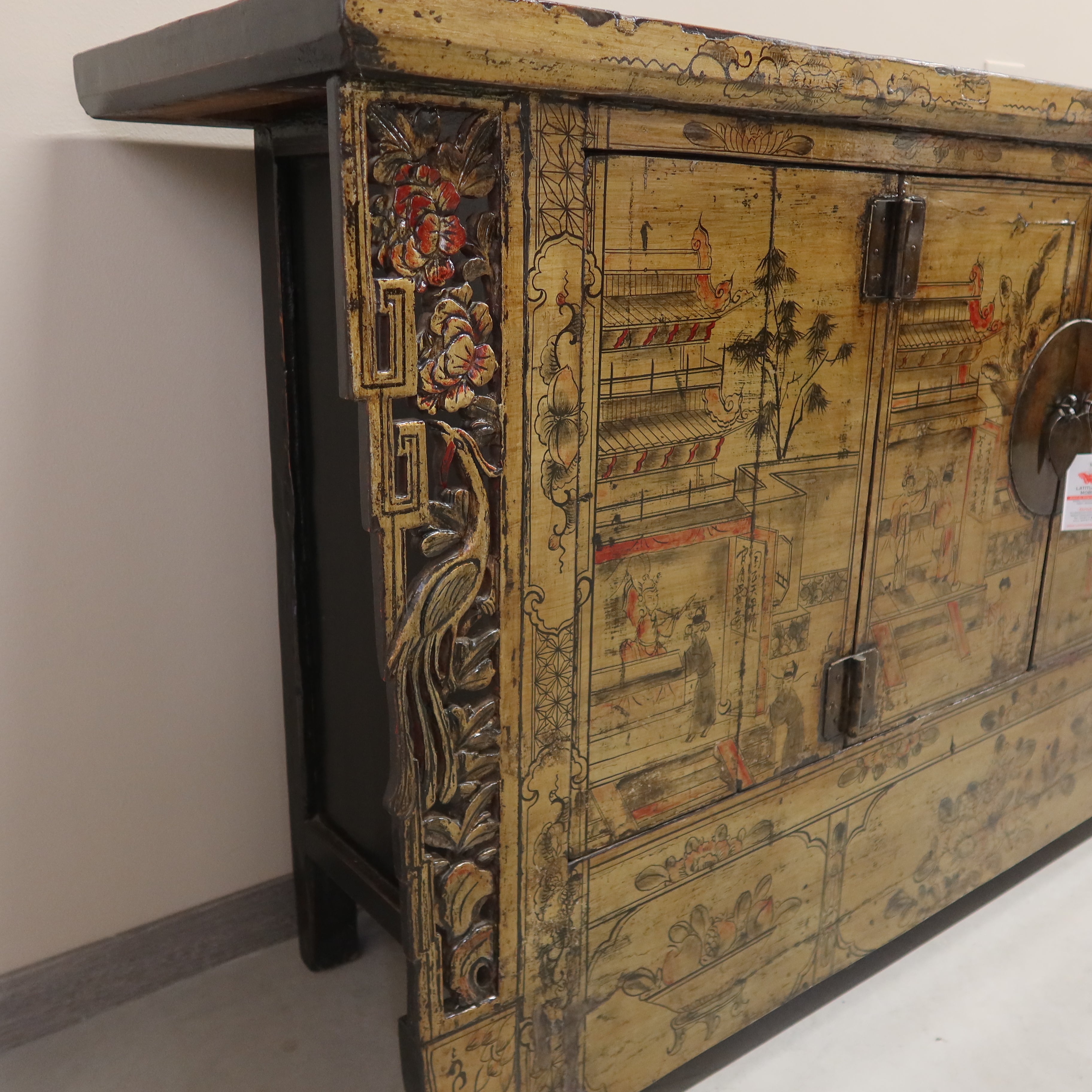 CREDENZA GANZU DECORATA TOP AGGETTANTE