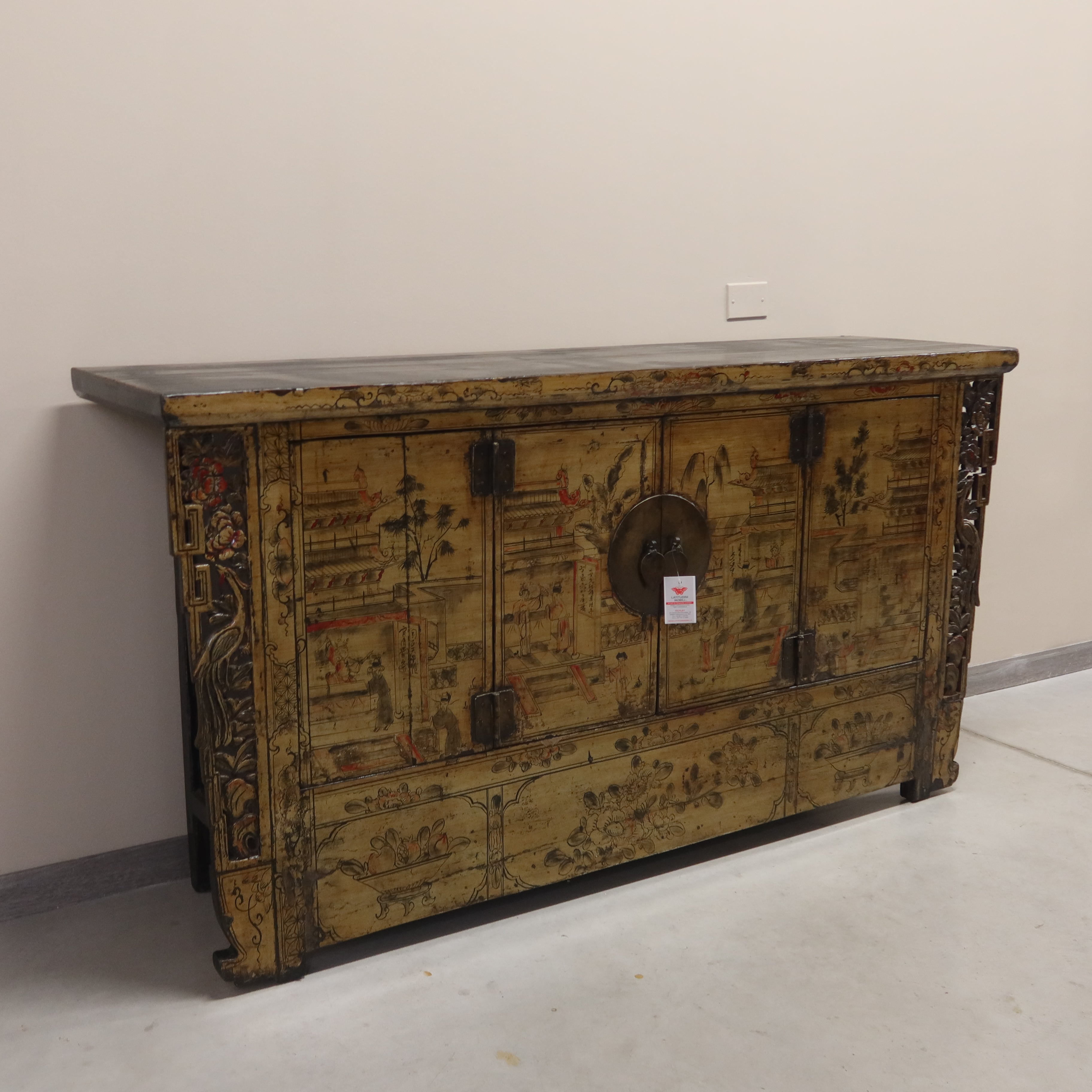 CREDENZA GANZU DECORATA TOP AGGETTANTE