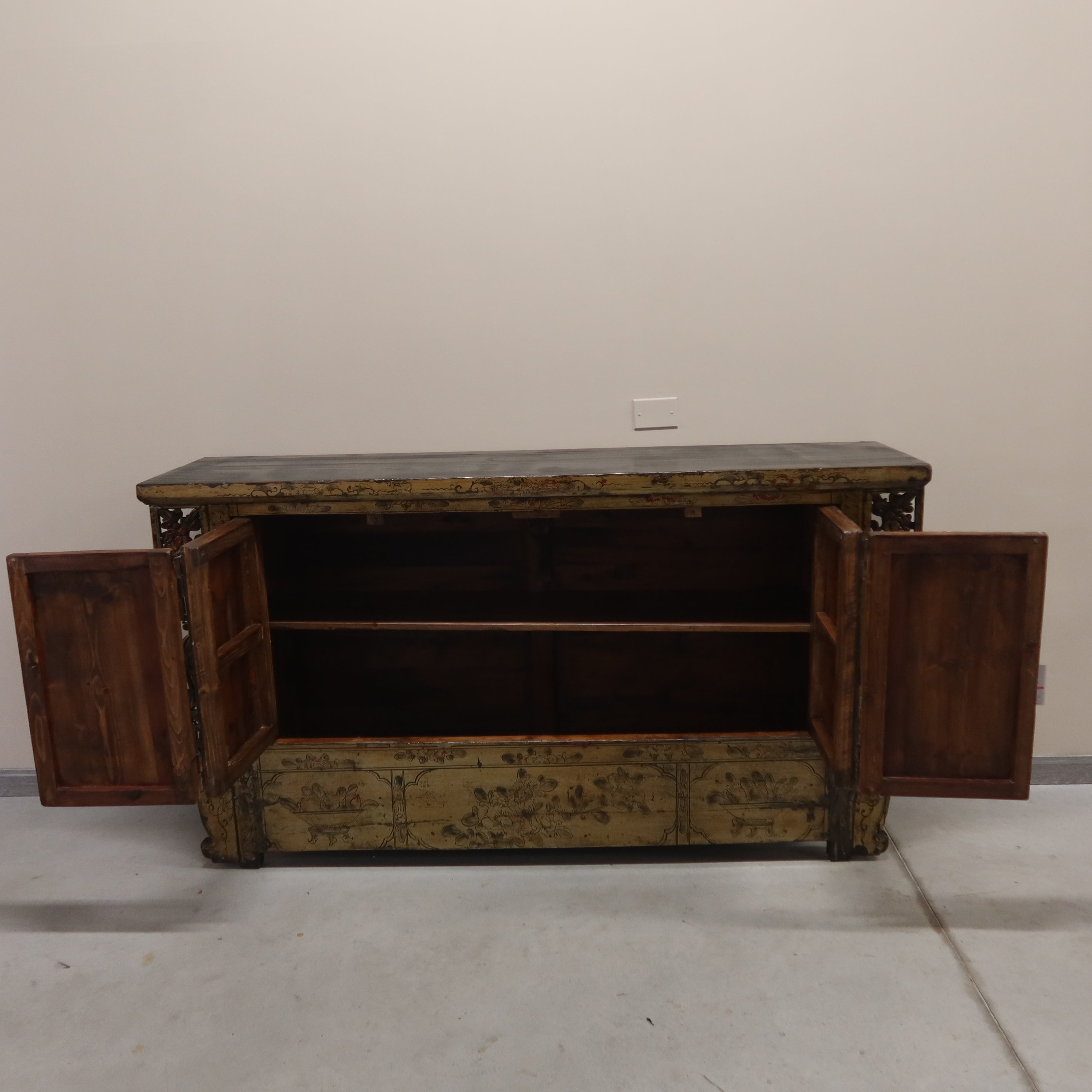 CREDENZA GANZU DECORATA TOP AGGETTANTE