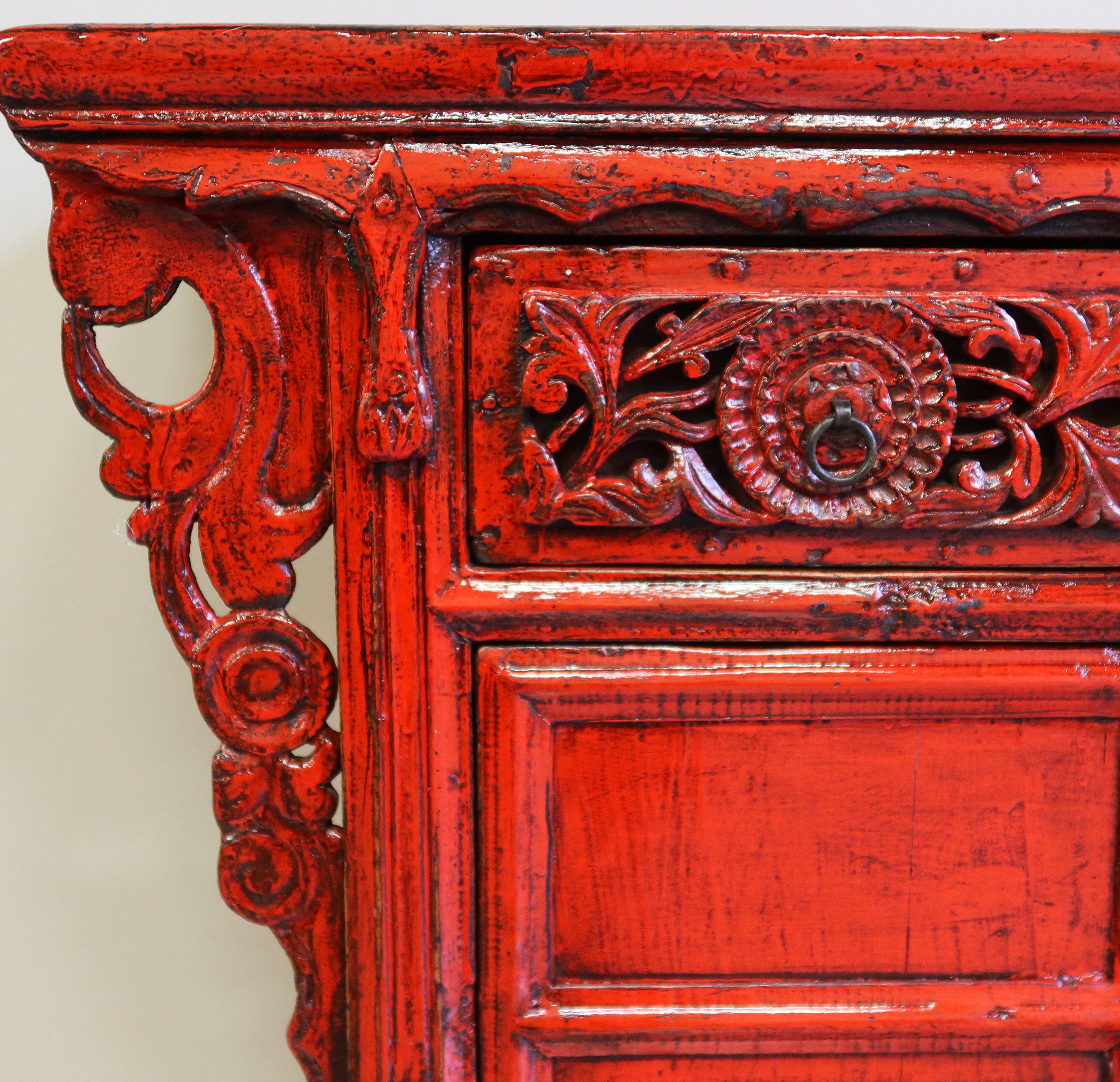 CREDENZA CINESE AD ALTARE LACCA ROSSA