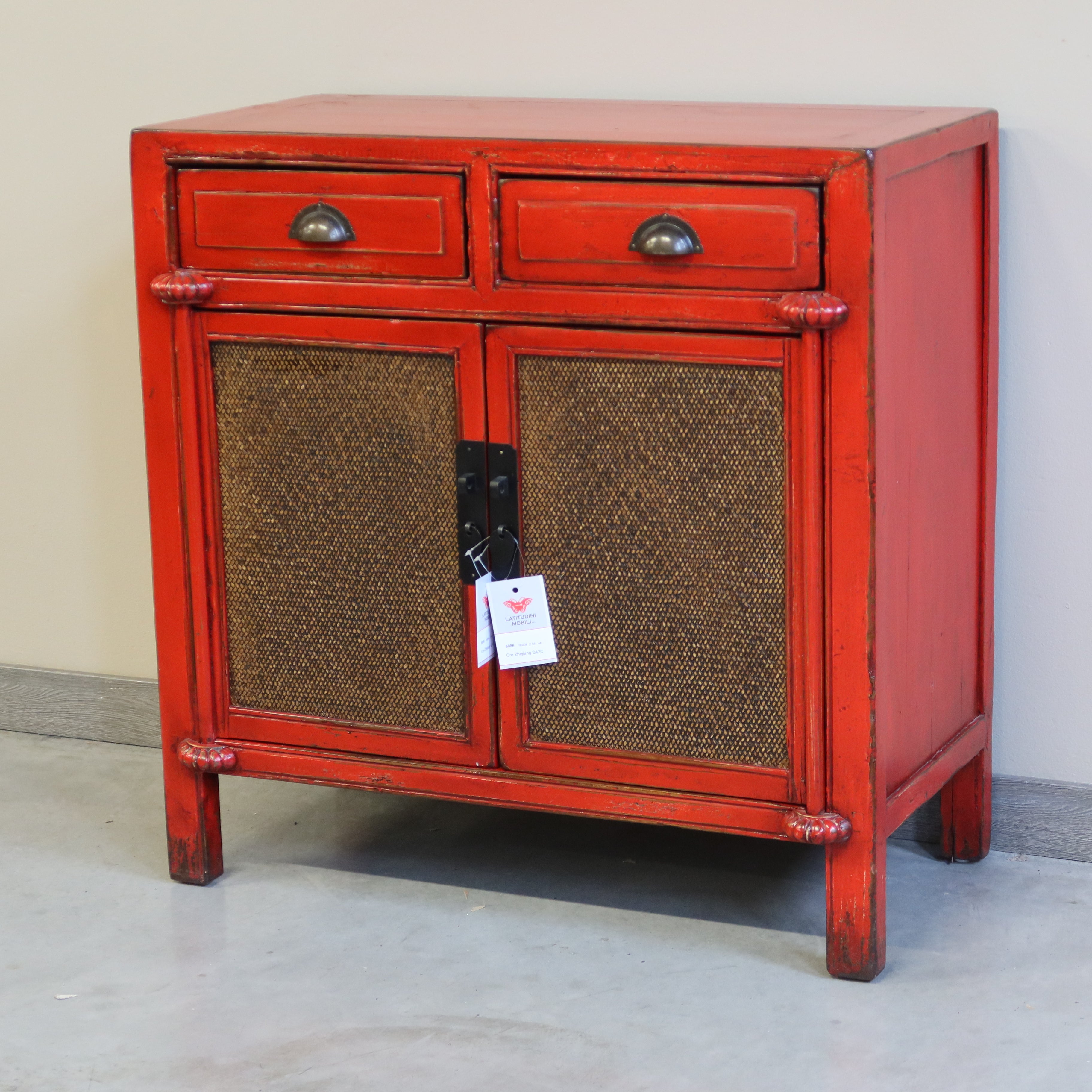 CREDENZINO LACCA ROSSA CON ANTE IN RATTAN