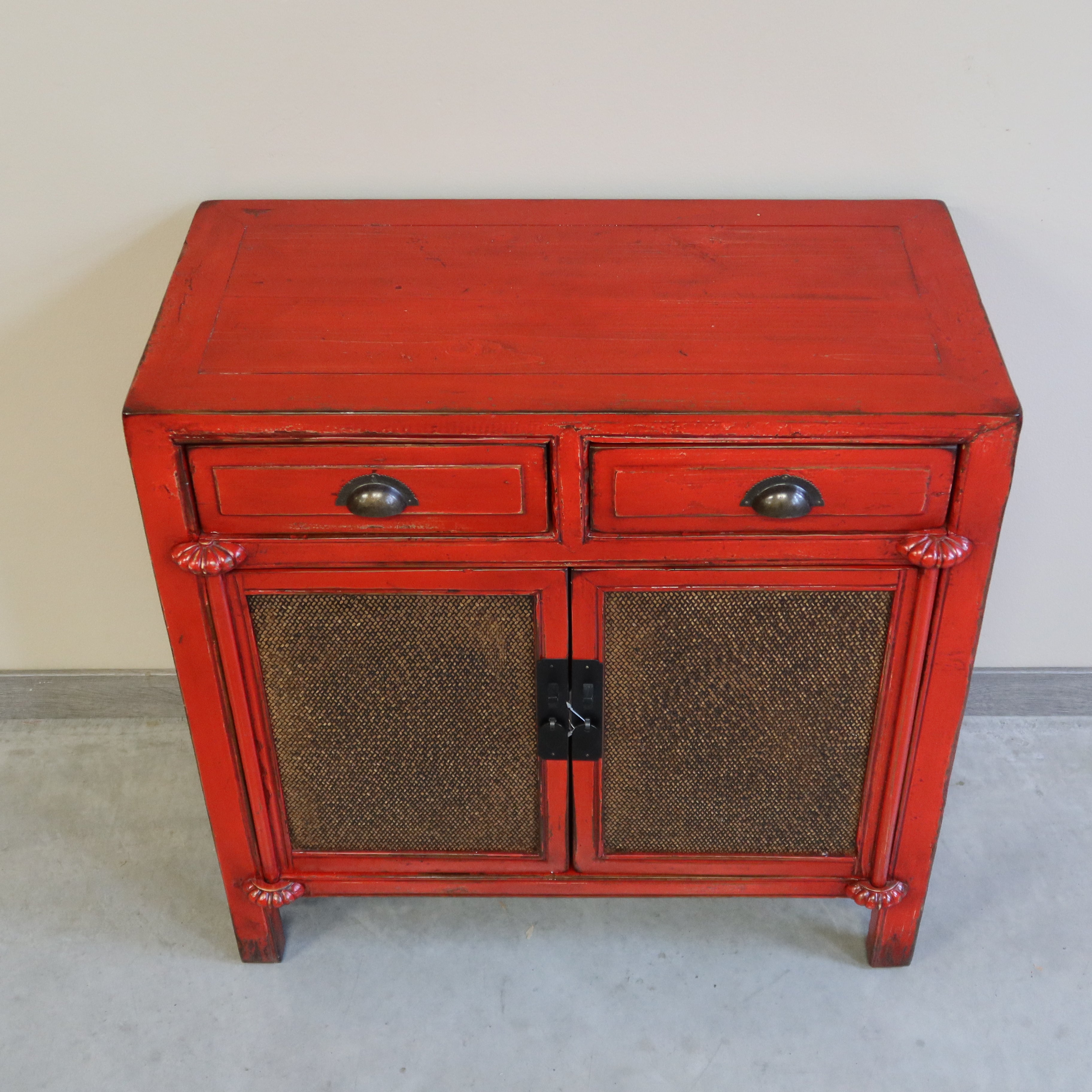 CREDENZINO LACCA ROSSA CON ANTE IN RATTAN