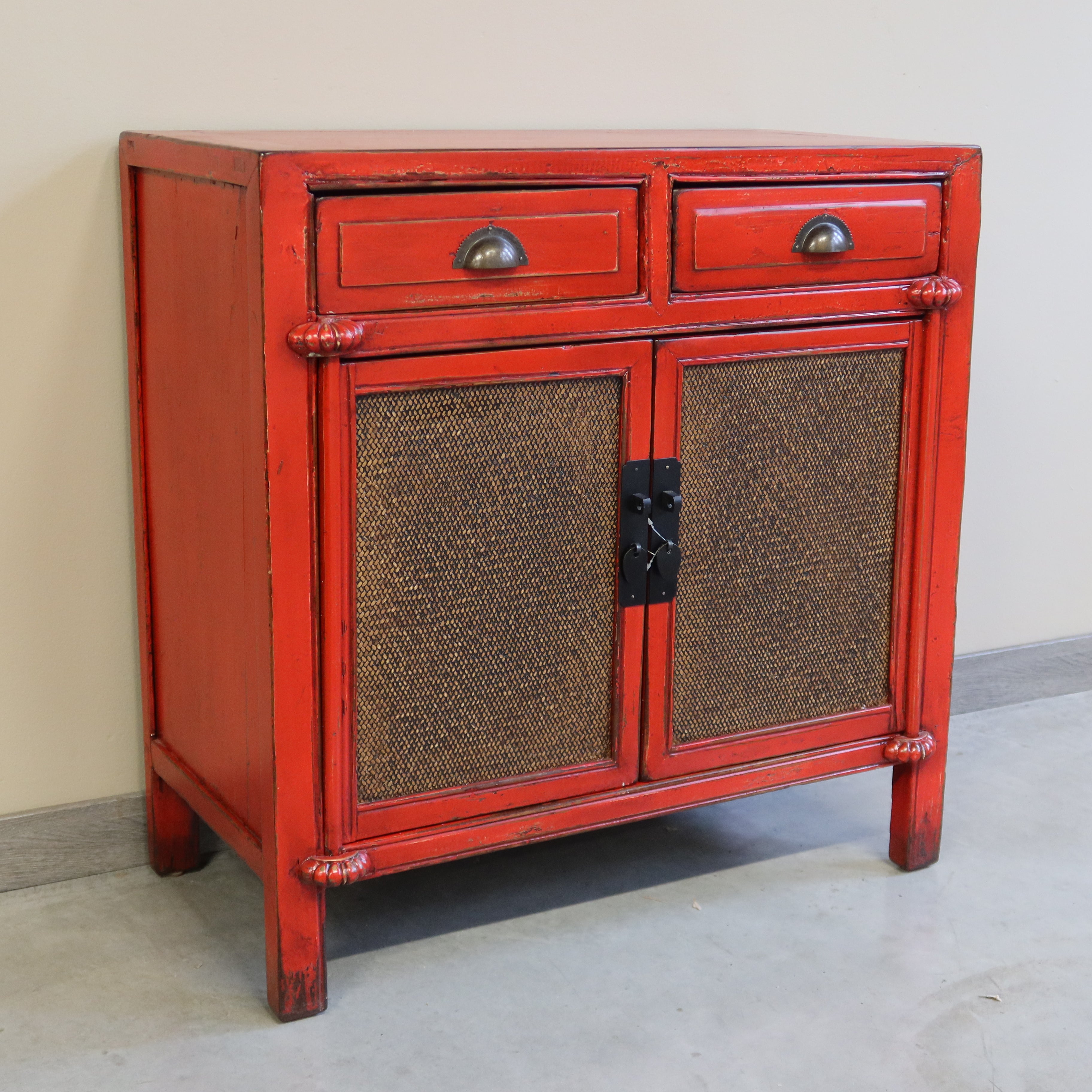 CREDENZINO LACCA ROSSA CON ANTE IN RATTAN