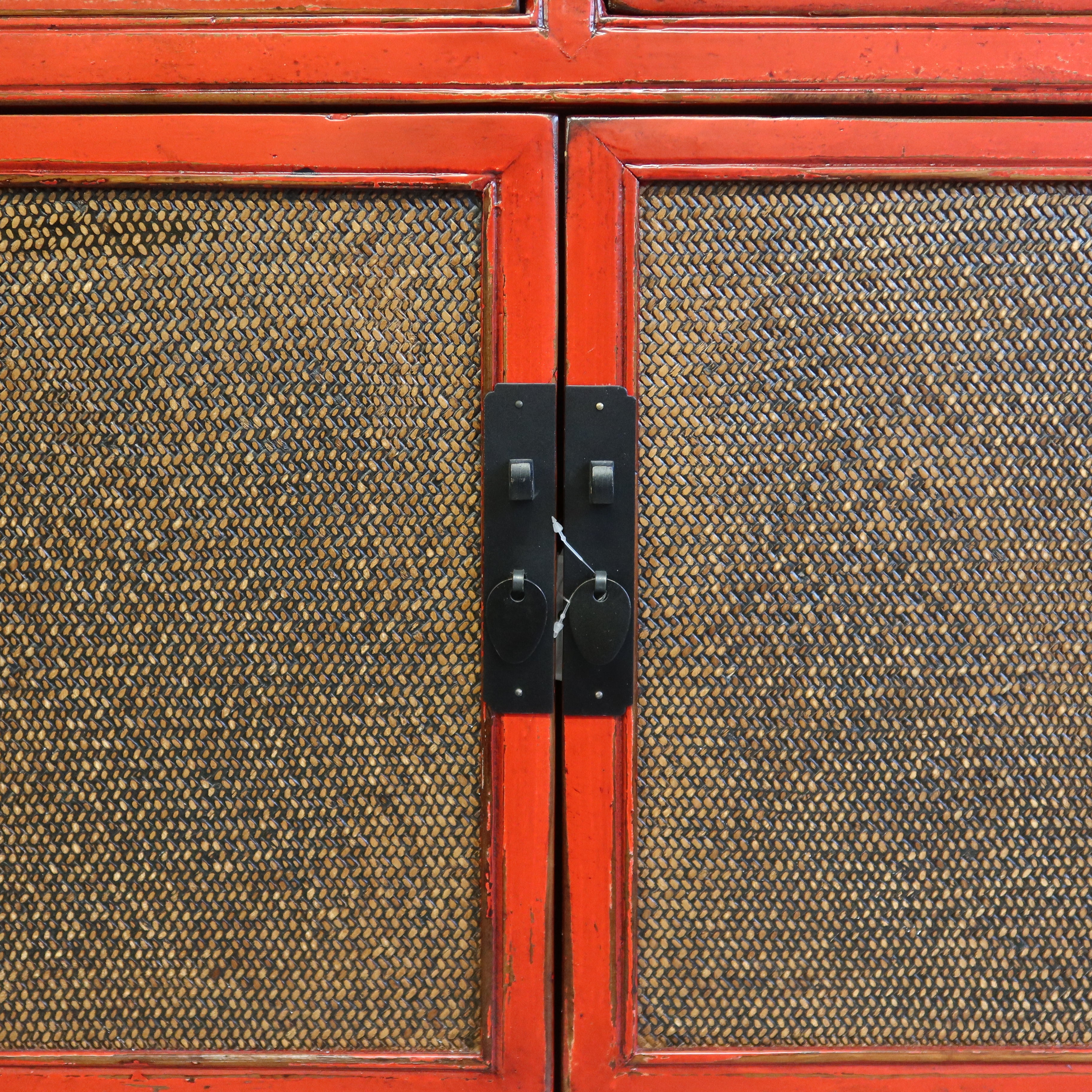 CREDENZINO LACCA ROSSA CON ANTE IN RATTAN