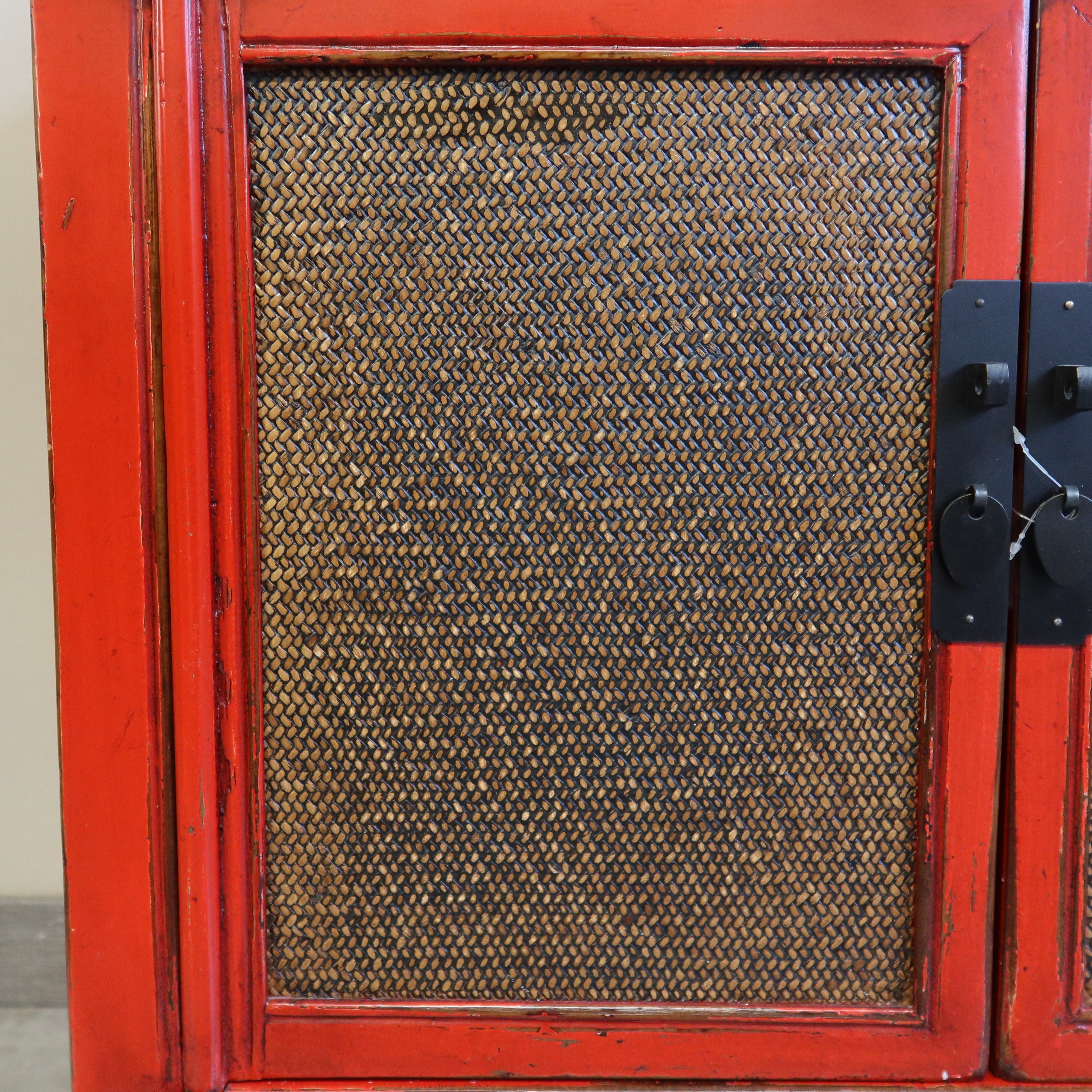 CREDENZINO LACCA ROSSA CON ANTE IN RATTAN