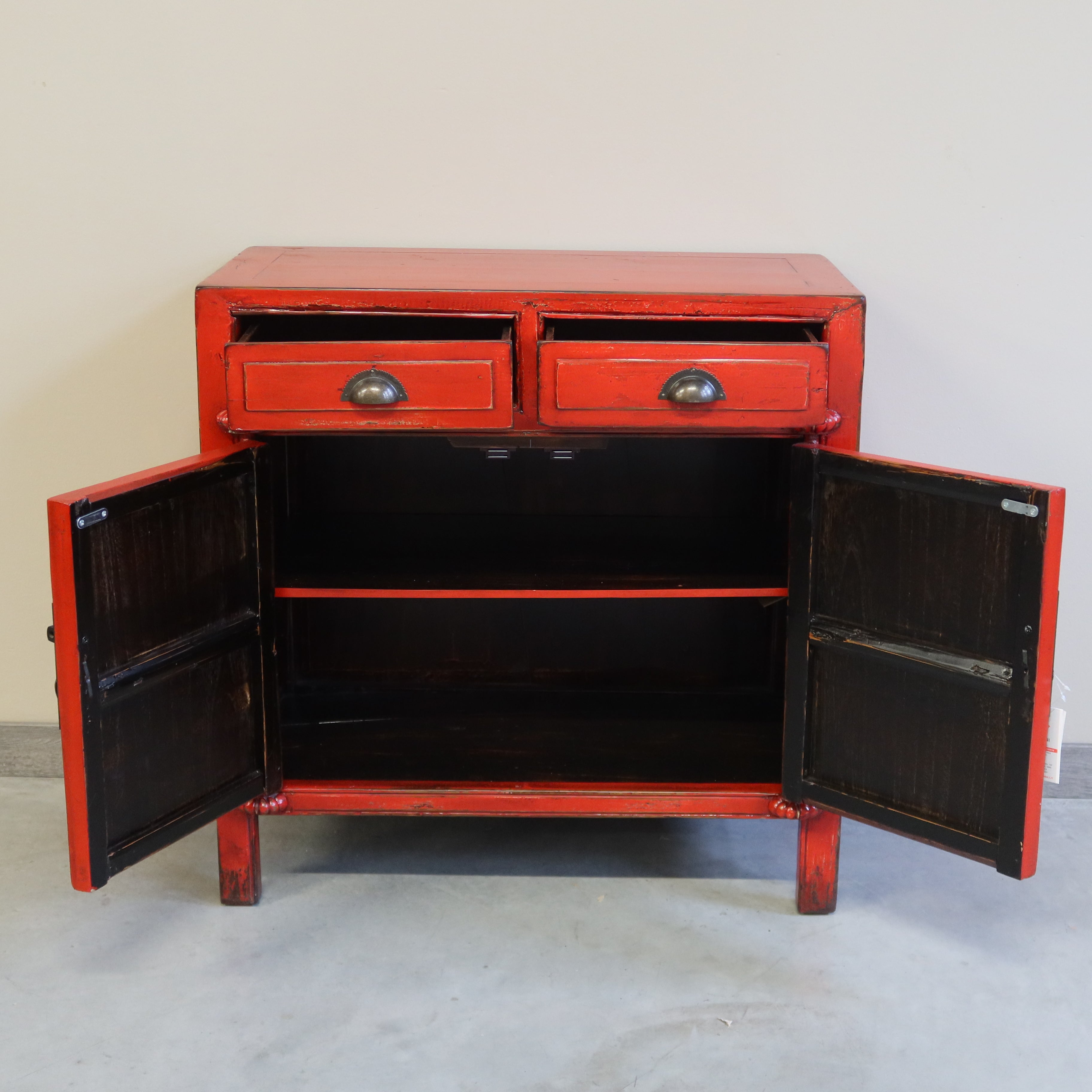 CREDENZINO LACCA ROSSA CON ANTE IN RATTAN