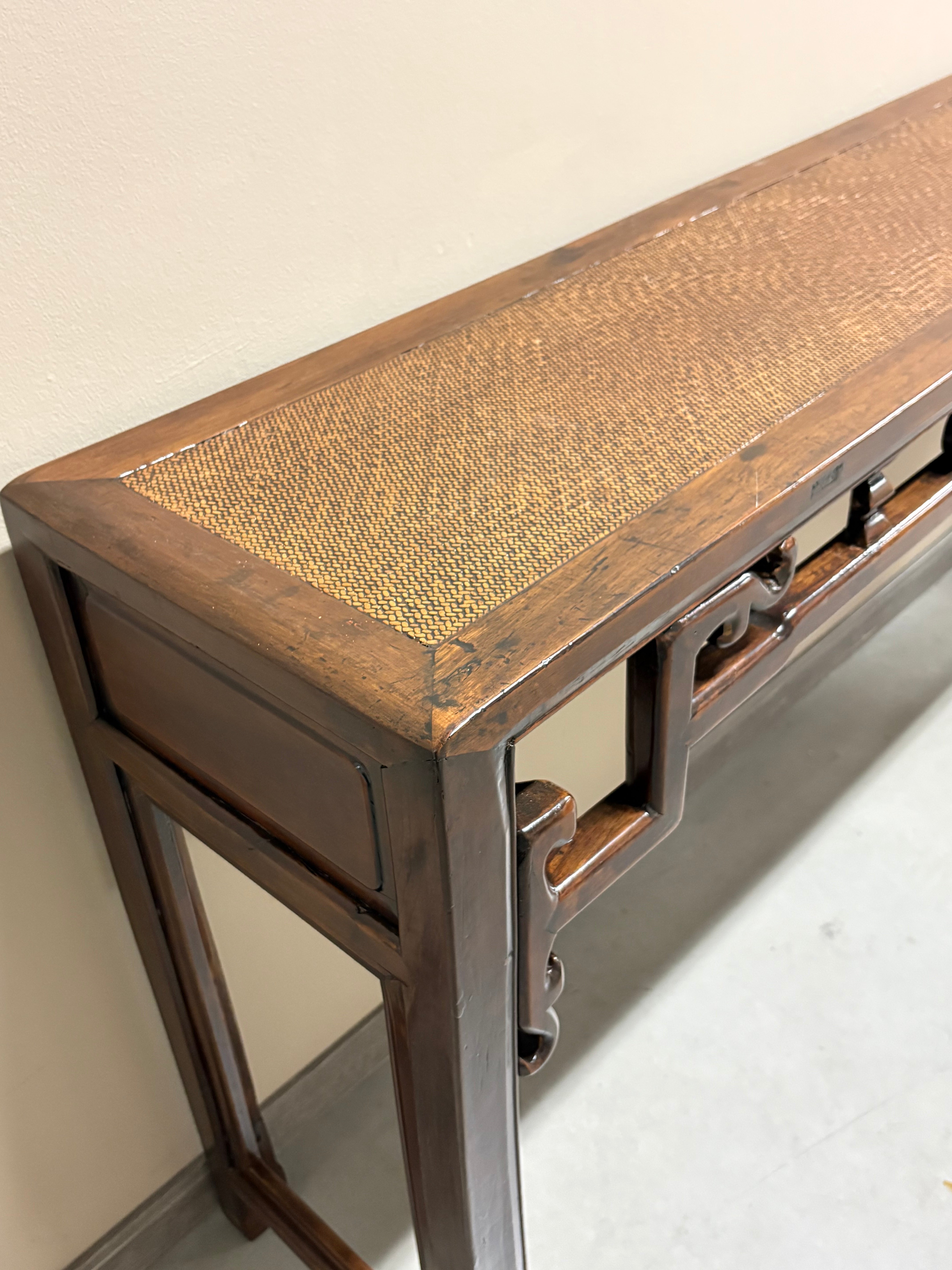 CONSOLLE CINESE CON TRAVERSA INTAGLIATA PIANO IN RATTAN