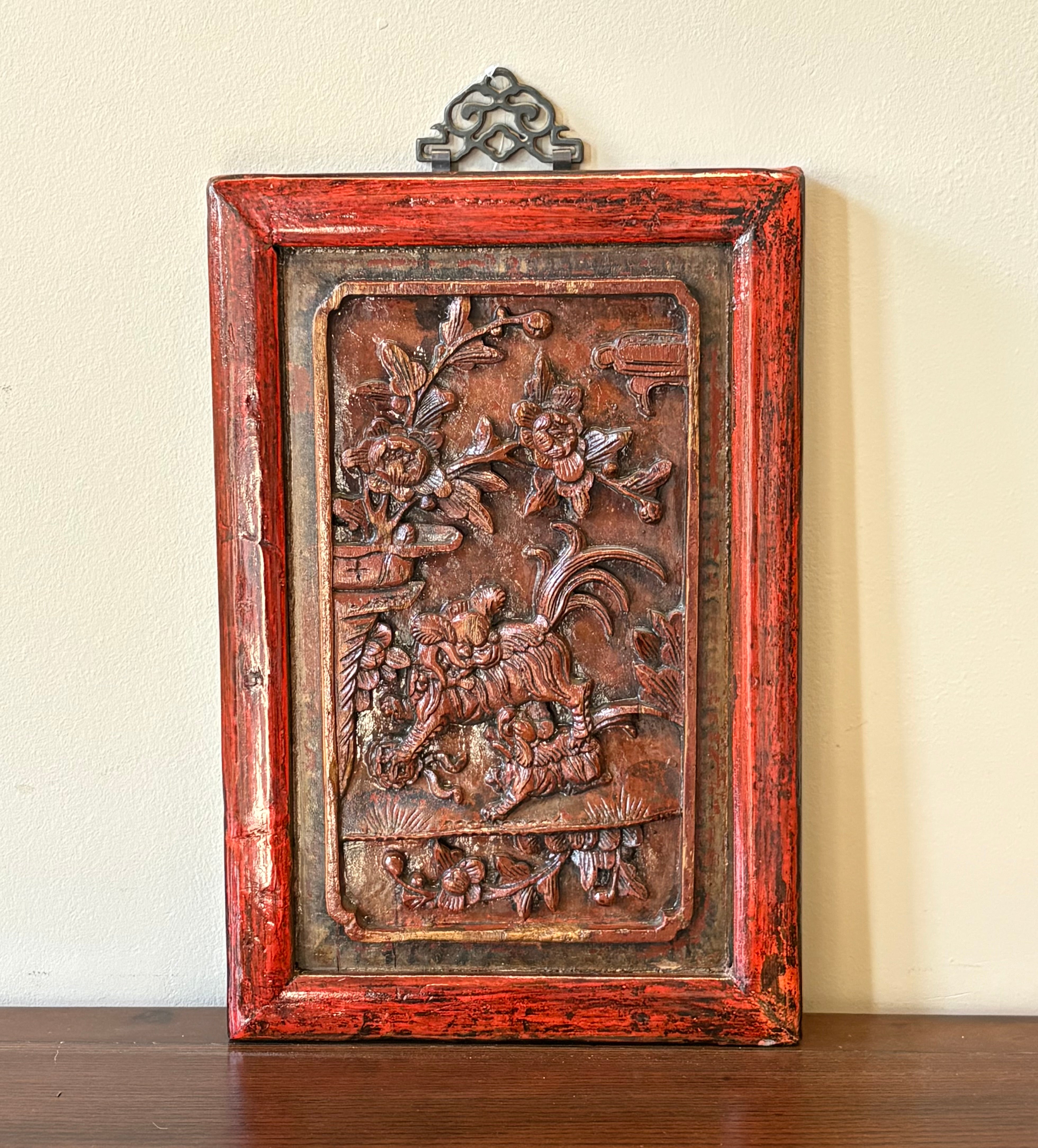 PANNELLO LIGNEO LACCATO CON INTAGLI