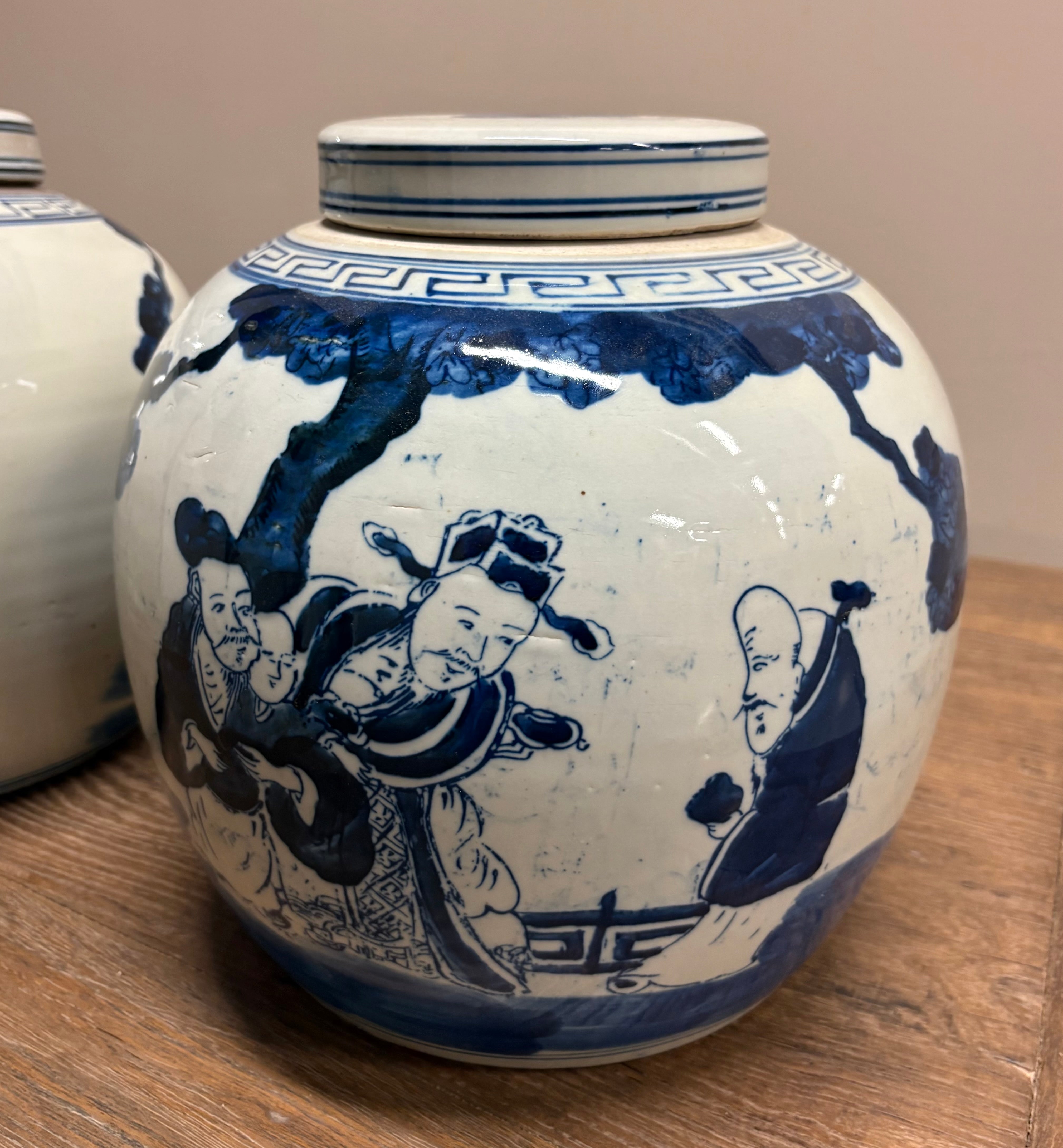 VASO STONDATO DECORATO CON COPERCHIO