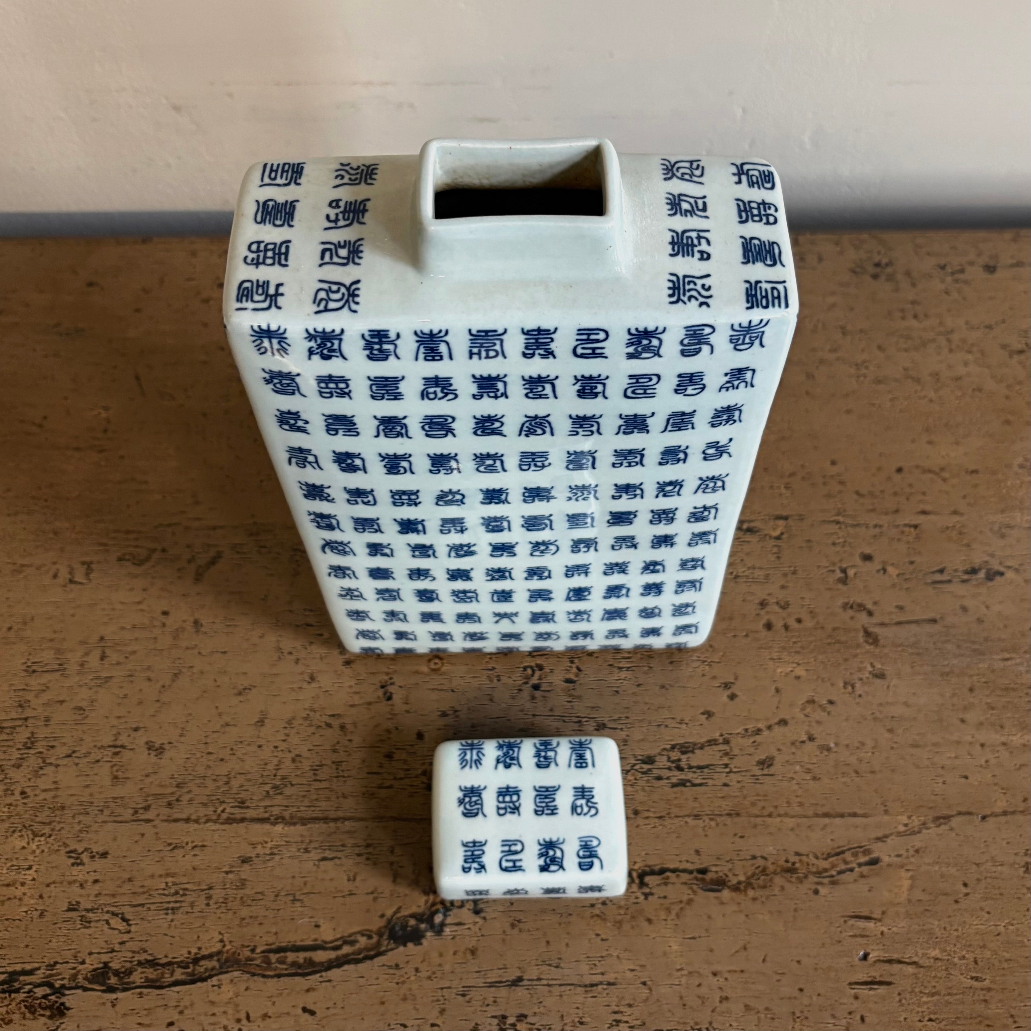 STRETTO VASO CINESE BASE RETTANGOLARE CON IDEOGRAMMI